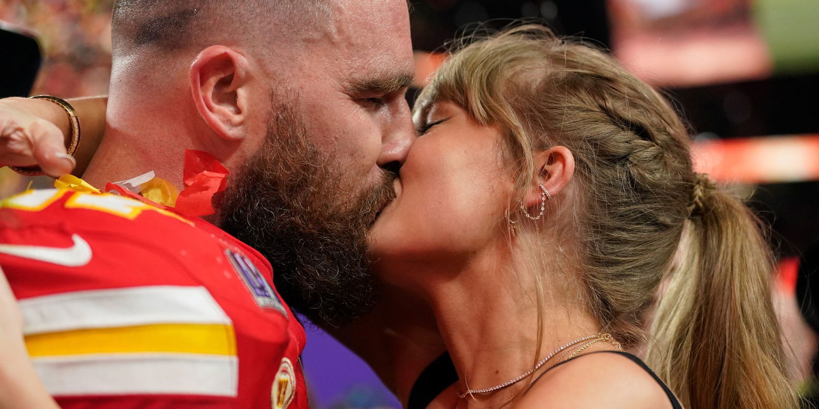 Und Kuss: Inzwischen sind Taylor Swift und Travis Kelce verlobt. (Archivbild)