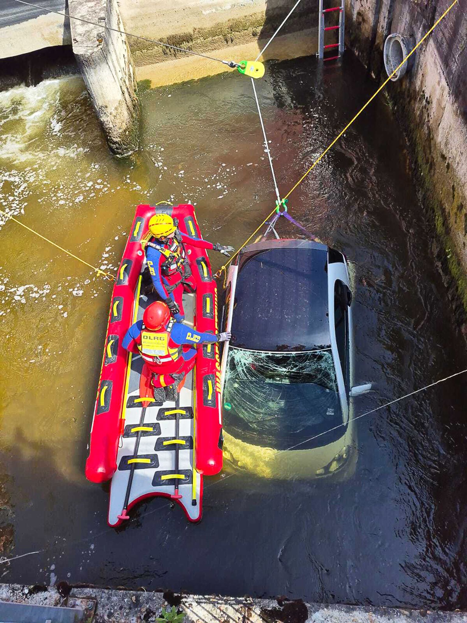 Die Autofahrerin konnte sich selbst aus dem Wrack befreien und aus dem Kanal klettern.(Handout) 