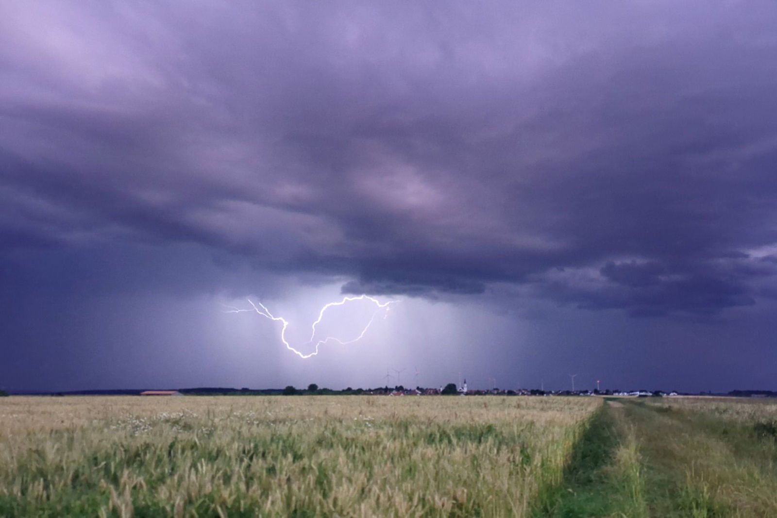 Auf Hitze folgen Gewitter in Baden-Württemberg. (Symbolbild)