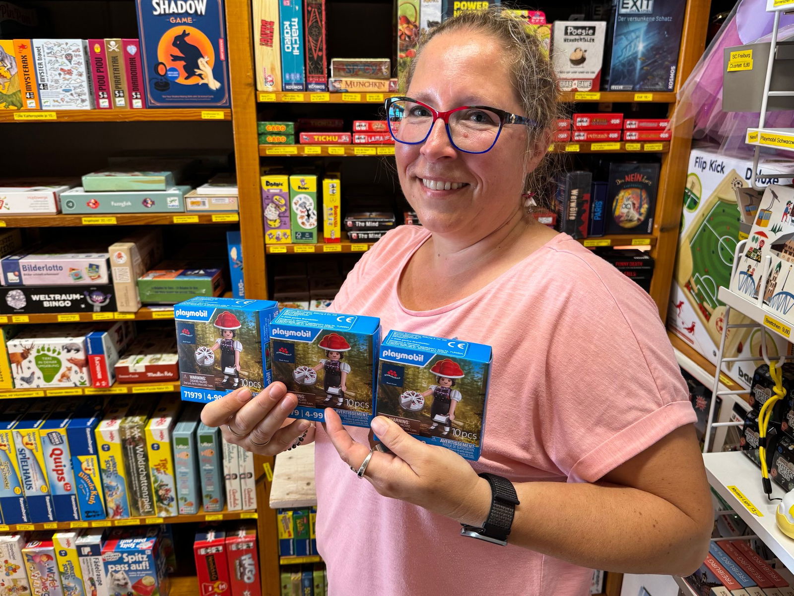 Astrid Ebert hat im Spielzeugladen Holzpferd in Freiburg schon zig Exemplare verkauft. 