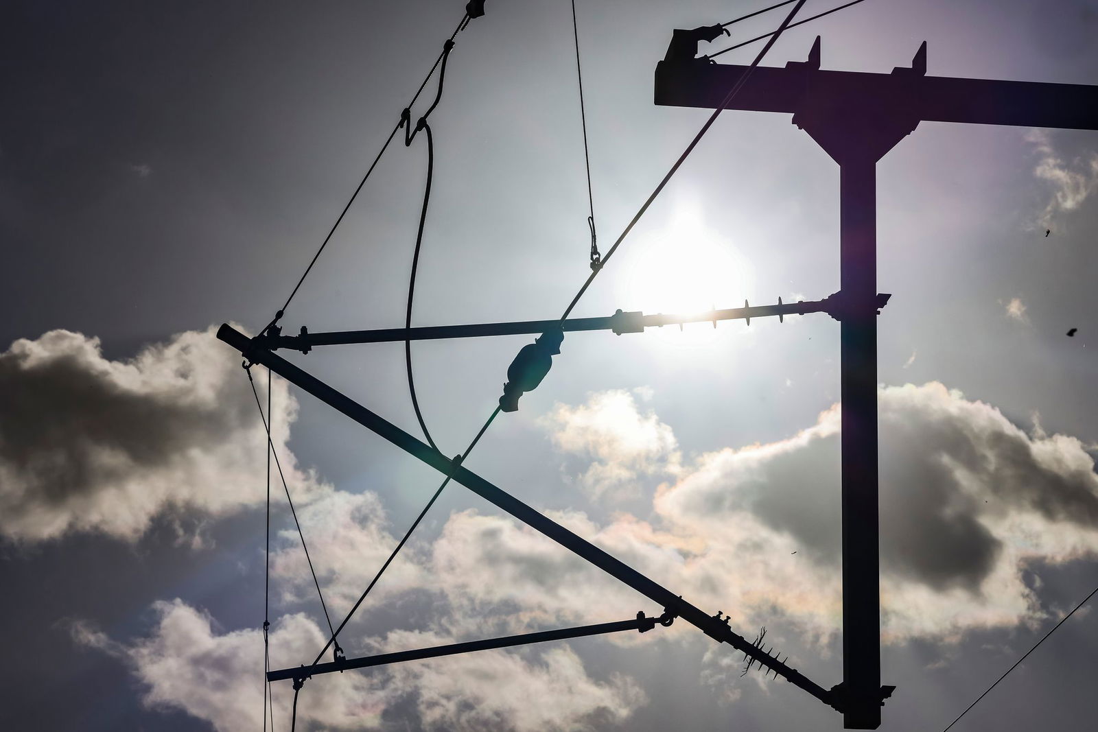 Die Hochrheinbahn bekommt eine durchgehende Oberleitung. (Foto-Illustration) 