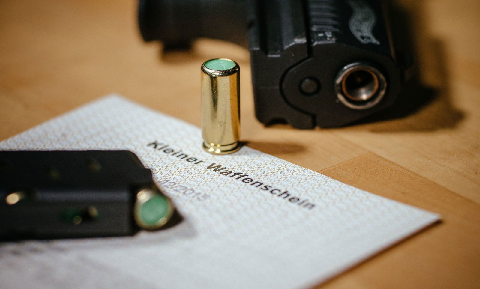 Mit einem Kleinen Waffenschein dürfen keine scharfen Schusswaffen geführt werden, sondern nur Schreckschuss- oder Signalwaffen. (Symbolbild)