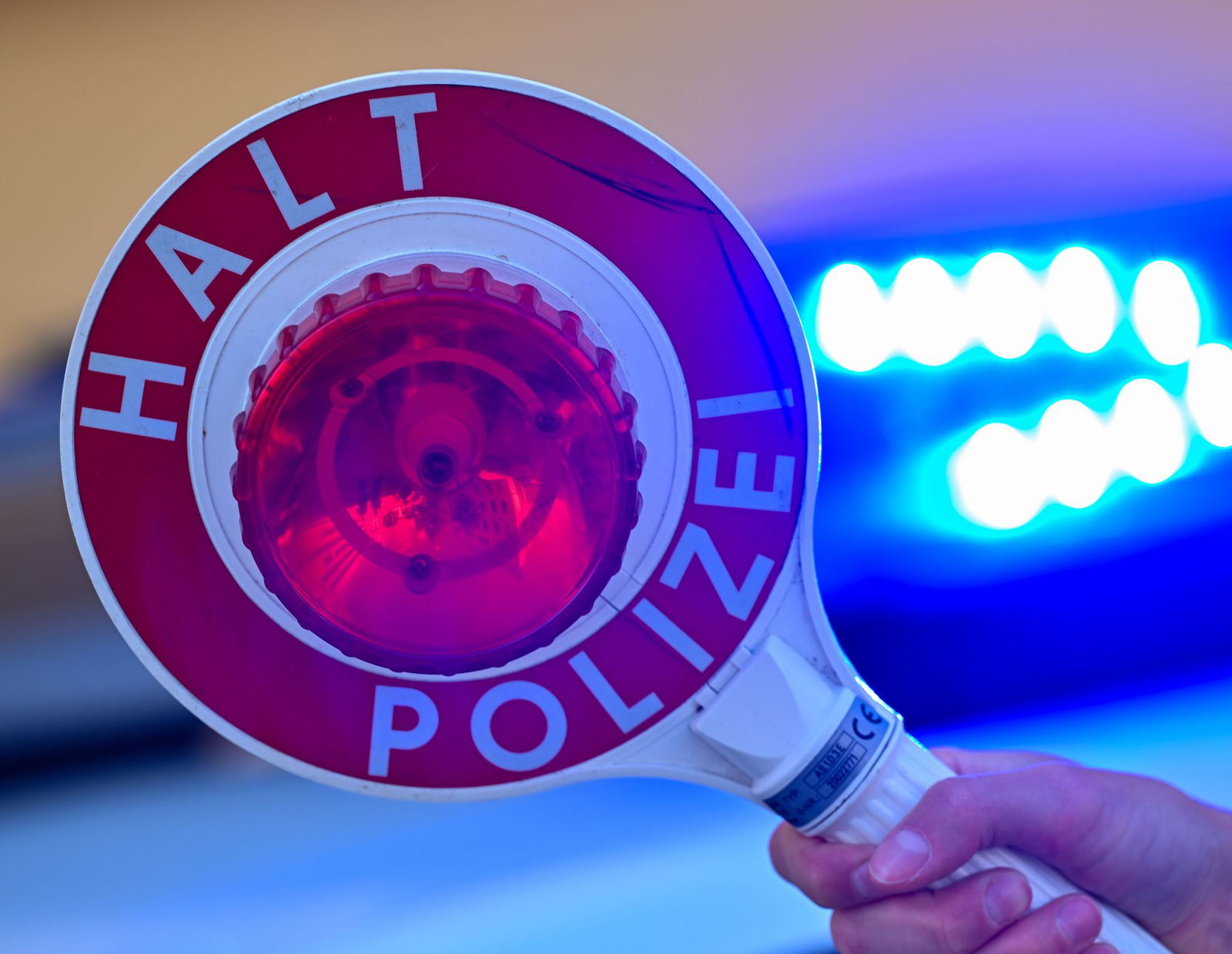 Ein Mann ist an einem Tag gleich zweimal ohne Führerschein erwischt worden. (Symbolbild)