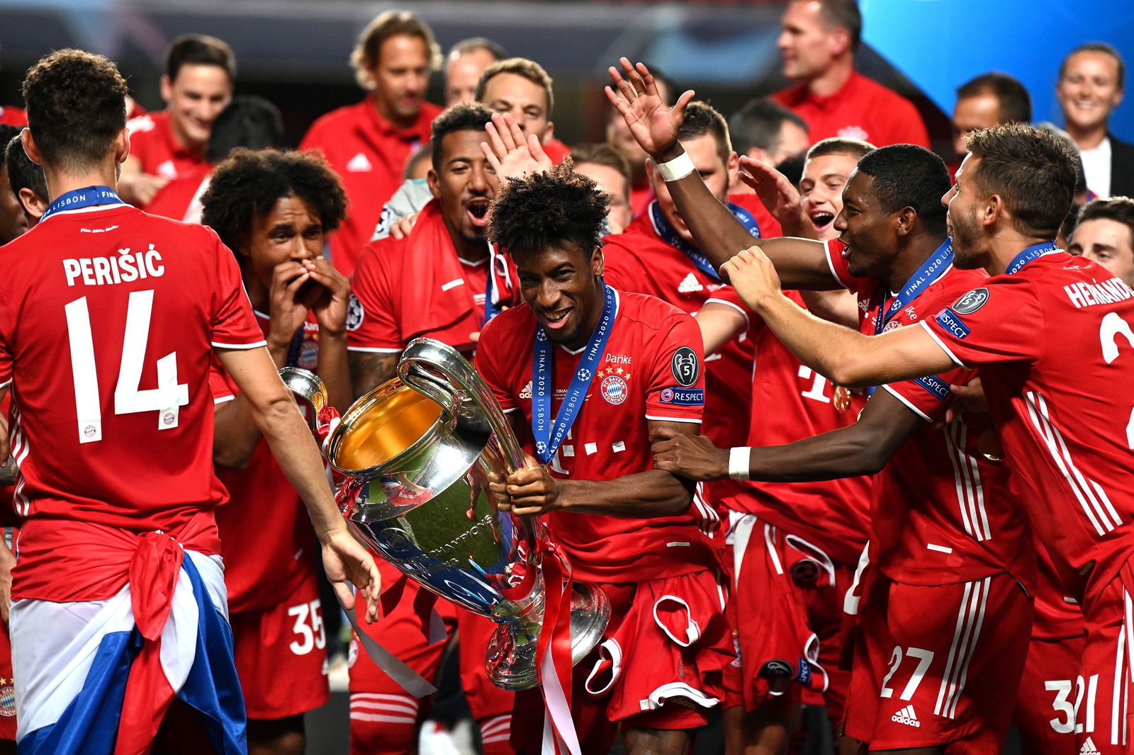 Kingsley Coman mit dem Champions-League-Pokal 2020 in Lissabon.