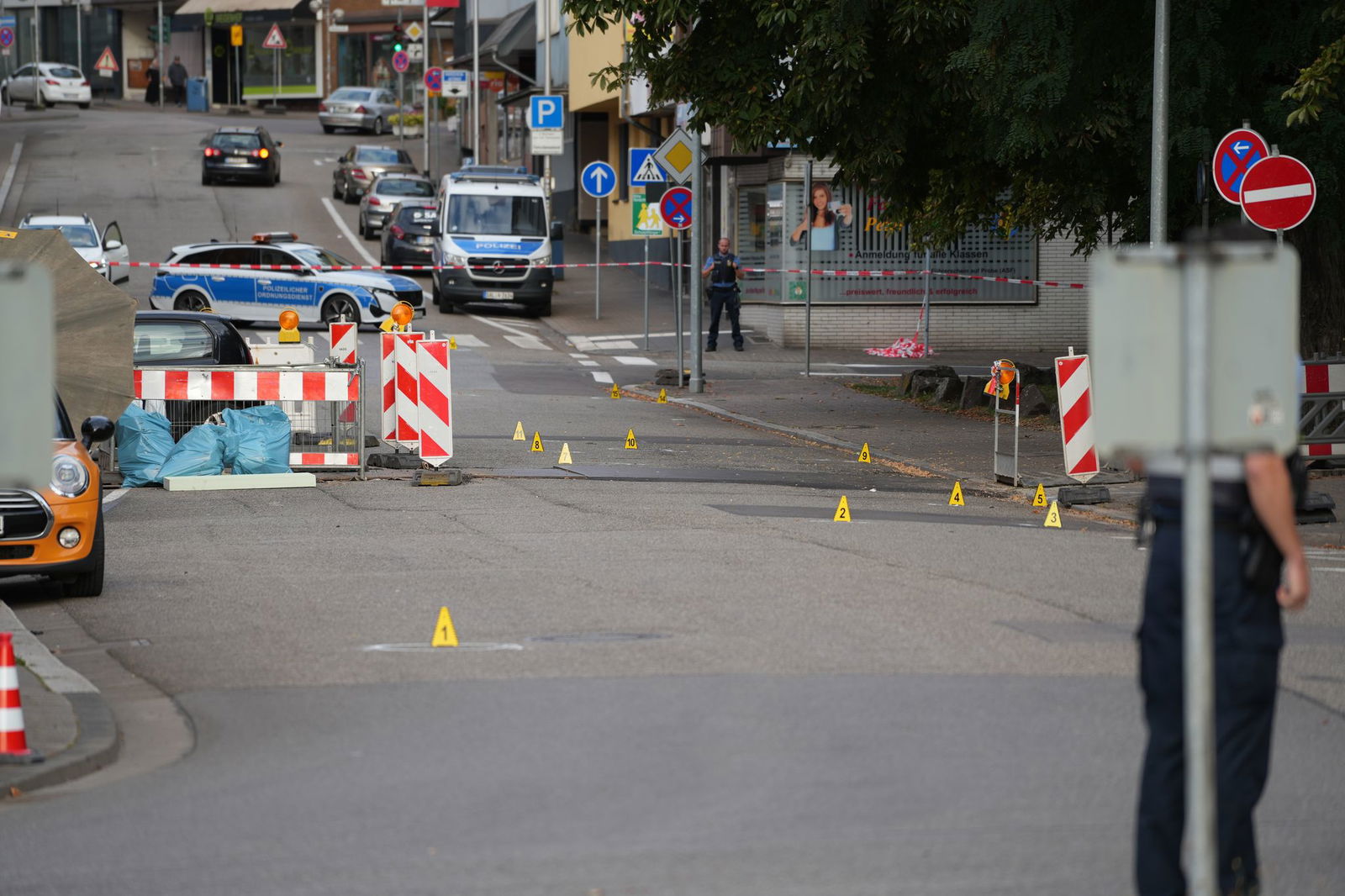 Zwei Polizisten hatten den 18-Jährigen nach dem Tankstellenüberfall verfolgt.