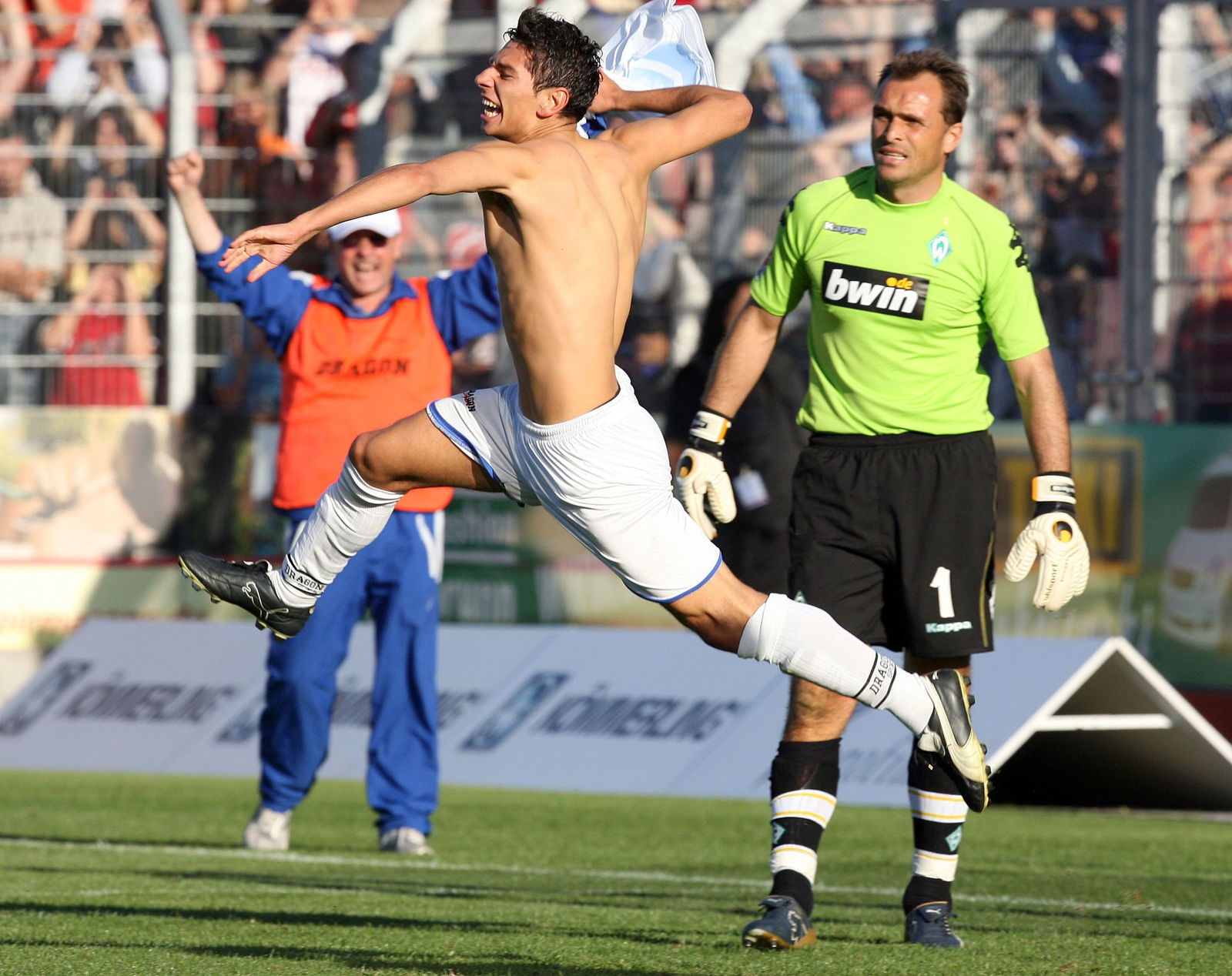 Pirmasenser Pokalsensation 2006: Miguel Carvalho jubelt nach dem entscheidenden Tor gegen Bremen im Elfmeterschießen.