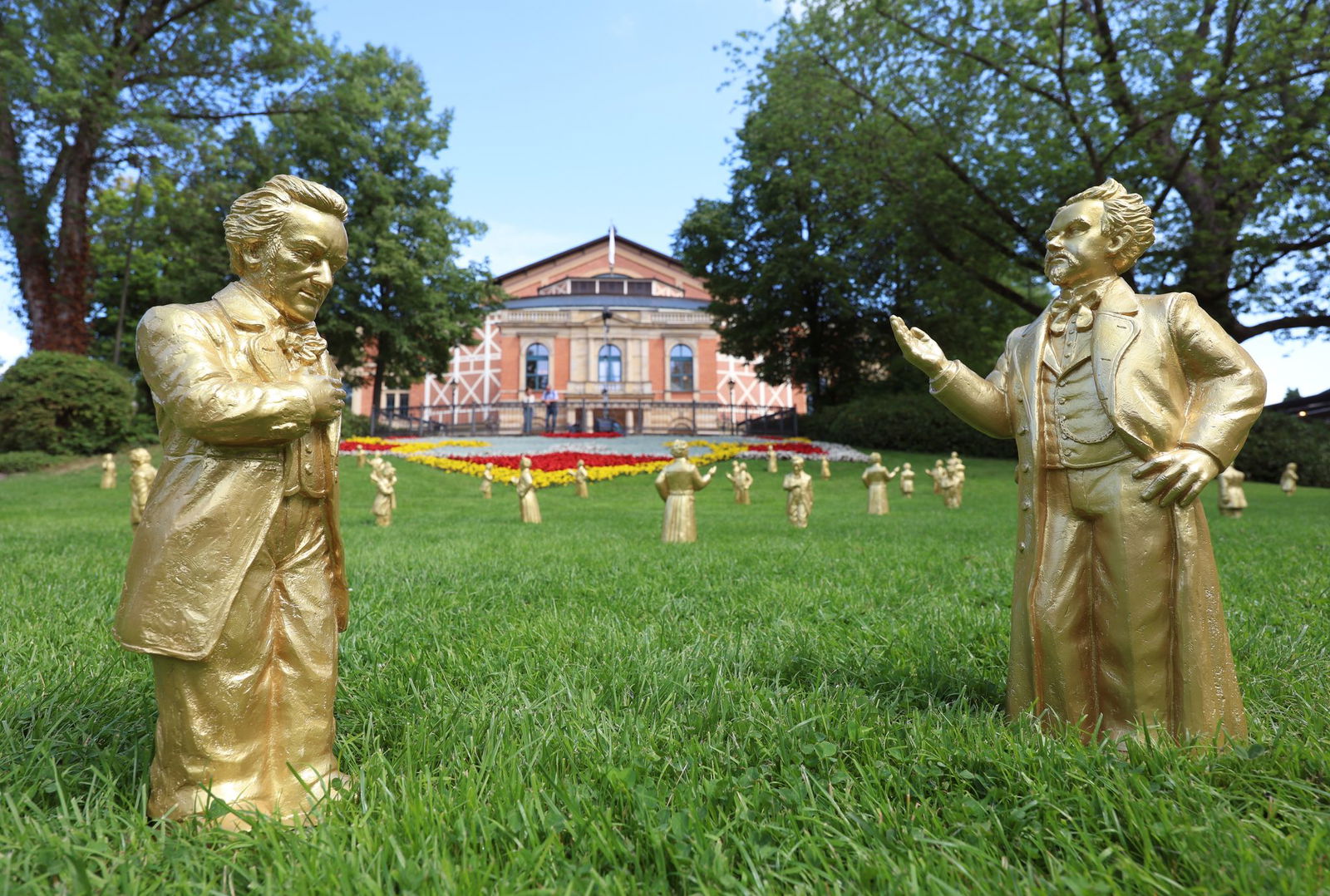 Skulpturen des Künstlers Ottmar Hörl, welche Richard Wagner und seinen Förderer, König Ludwig II. (rechts) darstellen, stehen vor dem Festspielhaus Bayreuth. (Archivbild)