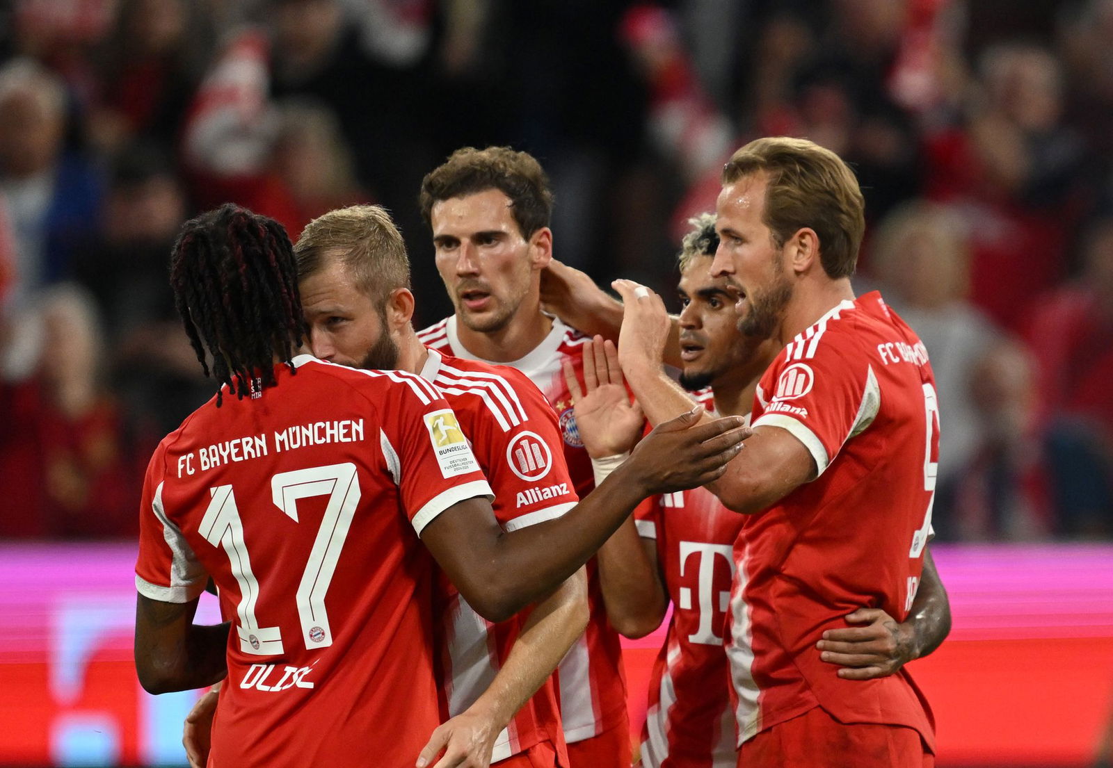 Die Bayern-Stars haben Spaß miteinander, wie der gemeinsame Jubel der Torschützen Harry Kane (r), Luis Díaz (2.v.r.) und Michael Olise (Nr. 17) zeigt.