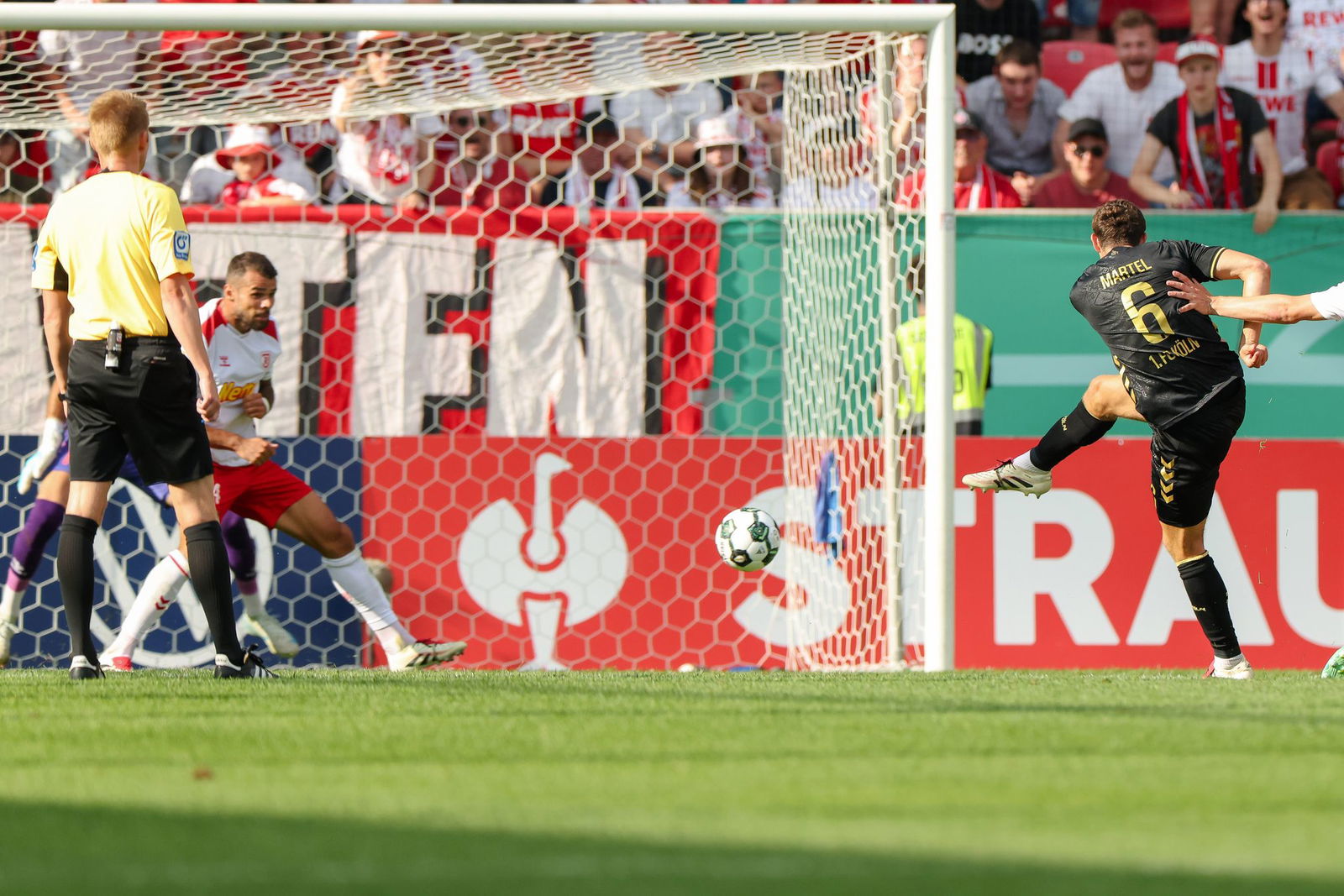 Die Kölner konnten in Regensburg erst spät jubeln.