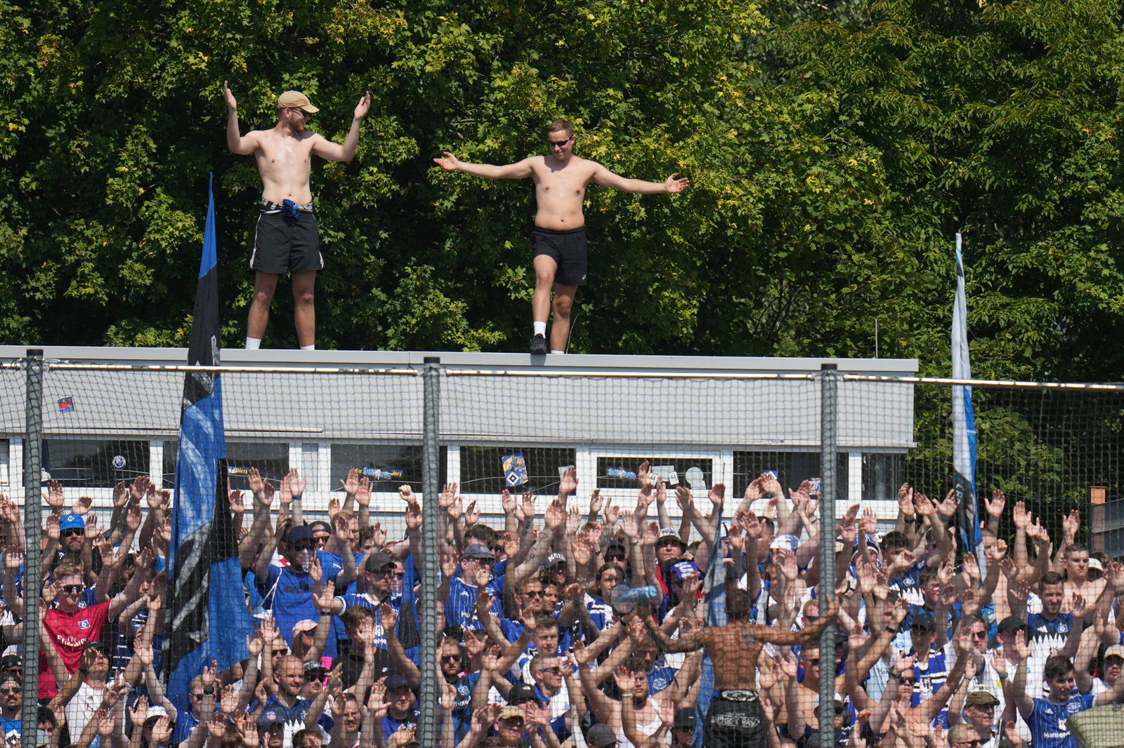Durften am Ende in der Pfalz doch noch jubeln: HSV-Fans in Primasens