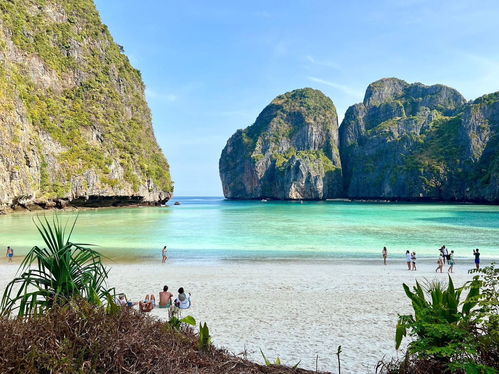 Nachdem «The Beach» in die Kinos gekommen war, litt die traumhafte Maya Bay jahrelang unter Massentourismus.