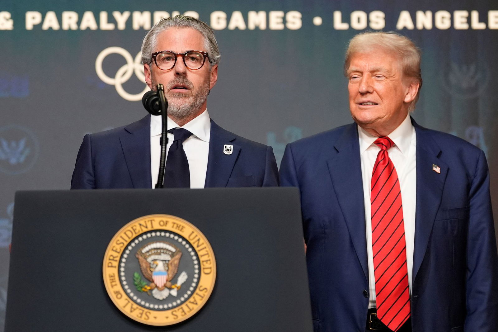 US-Präsident Trump (r) und Olympia-Organisationschef Casey Wasserman
