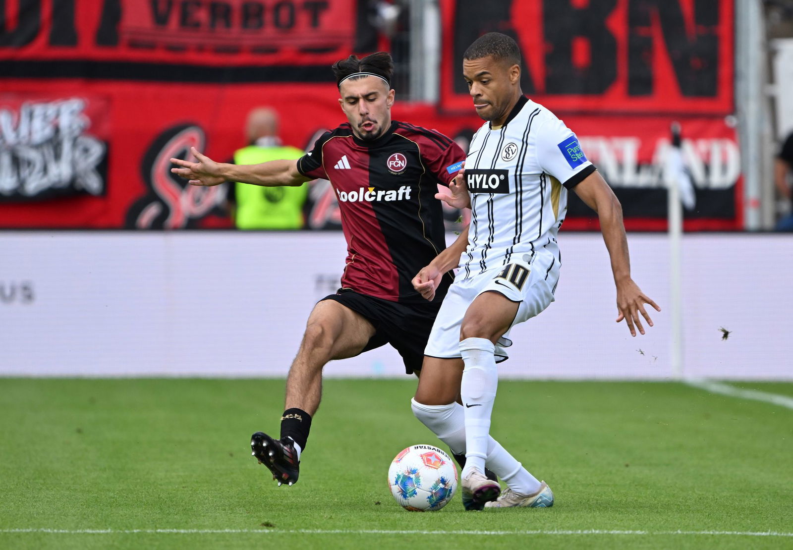 Die SV Elversberg um Jan Gyamerah (r) und der 1. FC Nürnberg um Berkay Yılmaz lieferten sich einen umkämpften Zweitliga-Auftakt.