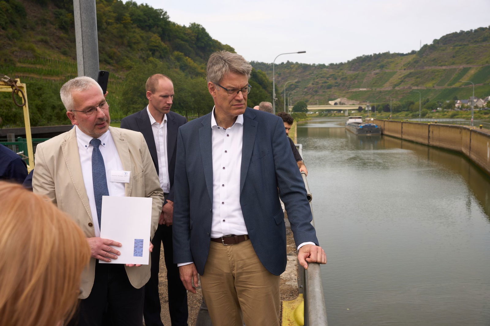 Bundesverkehrsminister Schnieder (r) sieht noch Potenzial für die Schifffahrt.