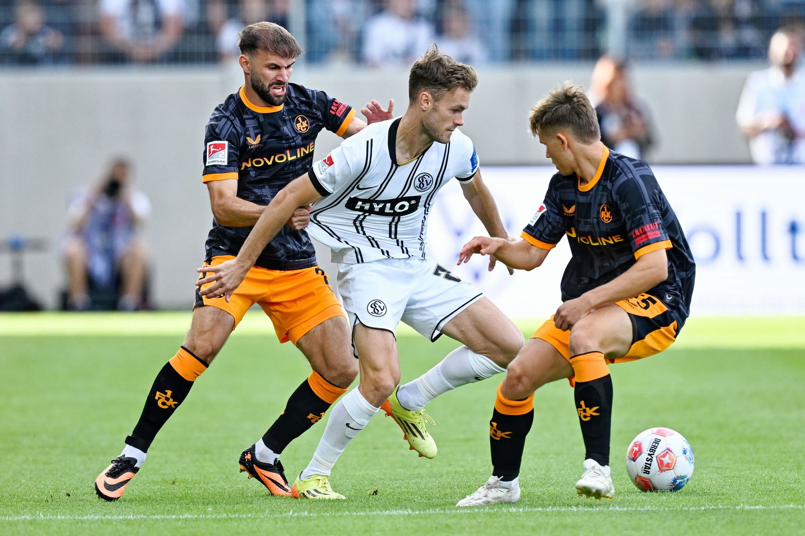 Kaiserslauterns Simon Asta (l) fällt bis zum Jahresende aus.