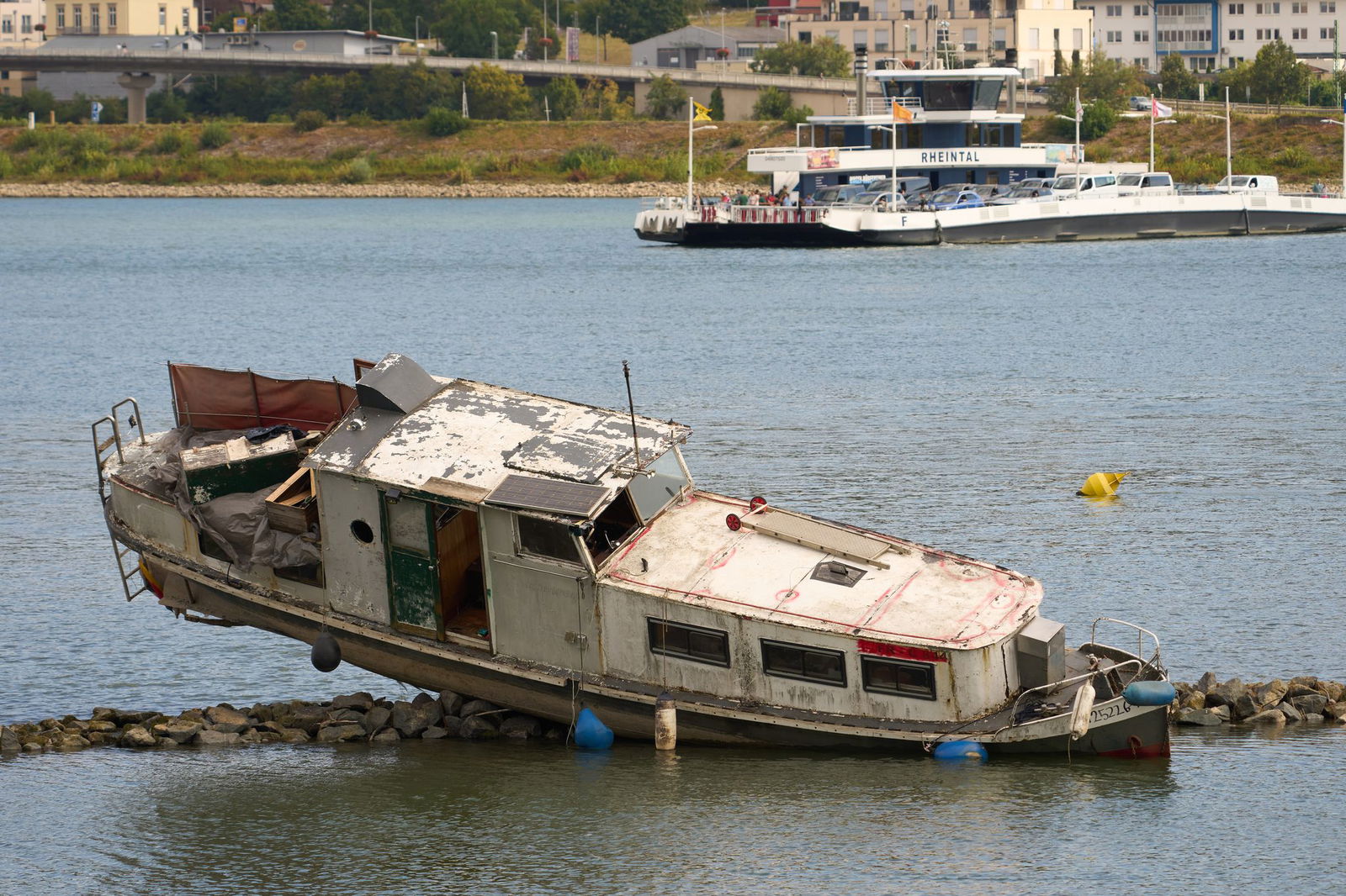 Die aufgelaufene Jacht wurde laut Polizei erst mit ihrem eigenen und später noch mit einem zusätzlichen Anker gesichert. 