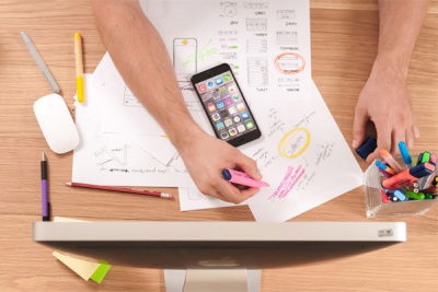 hände und notizen von oben