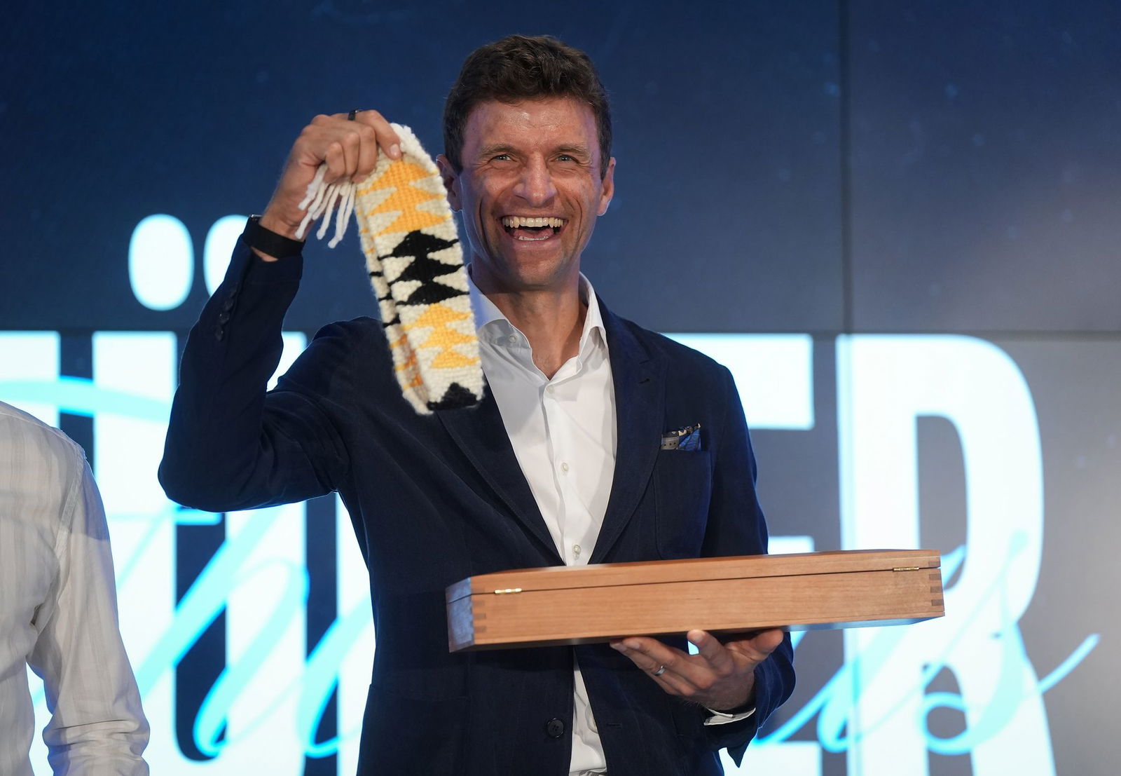 Müller bekam als Gastgeschenke eine Adler-Feder und ein handgefertiges Stirnband.