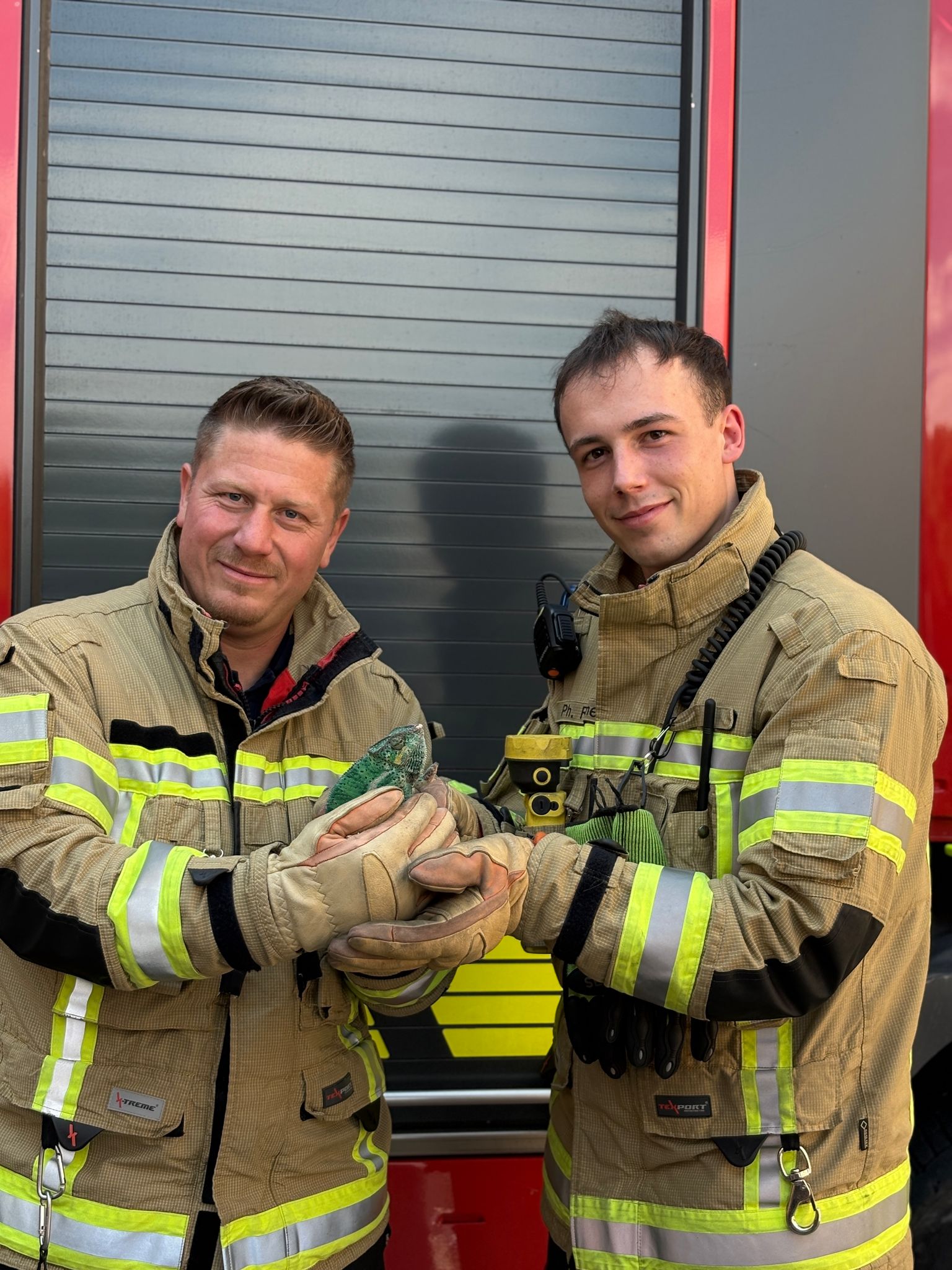 Nach der geglückten Rettungsaktion halten die beiden Einsatzkräfte Robert Hofberger (l) und Philipp Romer das Tier in den Händen. 
