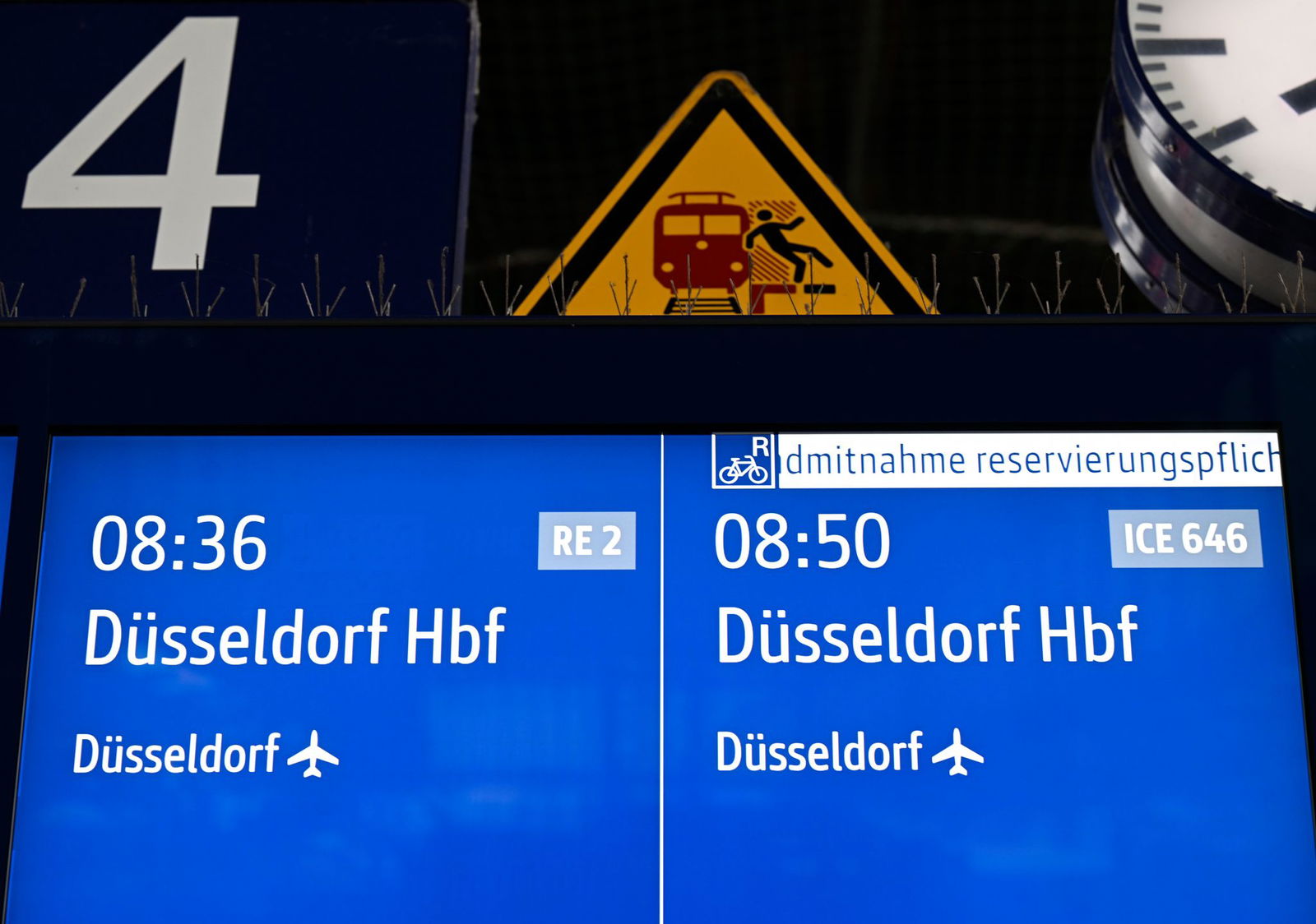 Die Deutsche Bahn hat die Strecke Duisburg-Düsseldorf in den Morgenstunden wieder freigegeben.