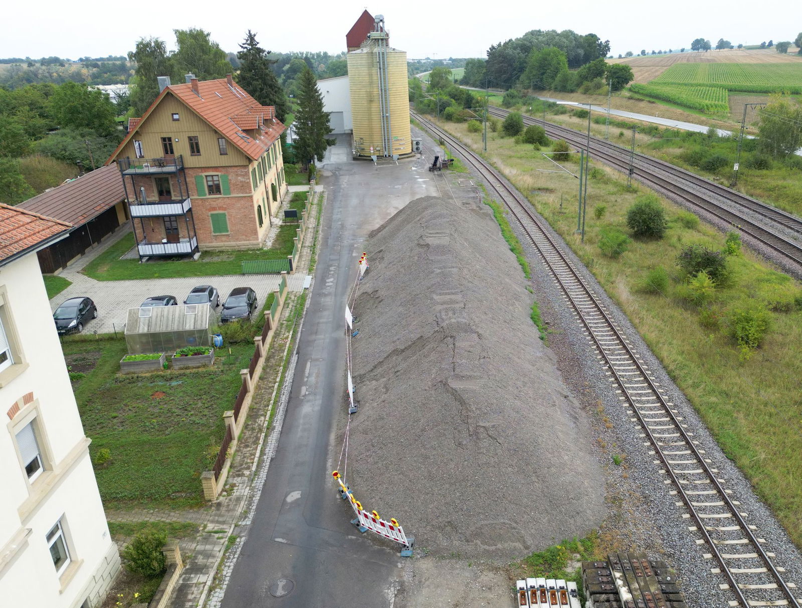 Riesiger Sandhaufen vor den Häusern.