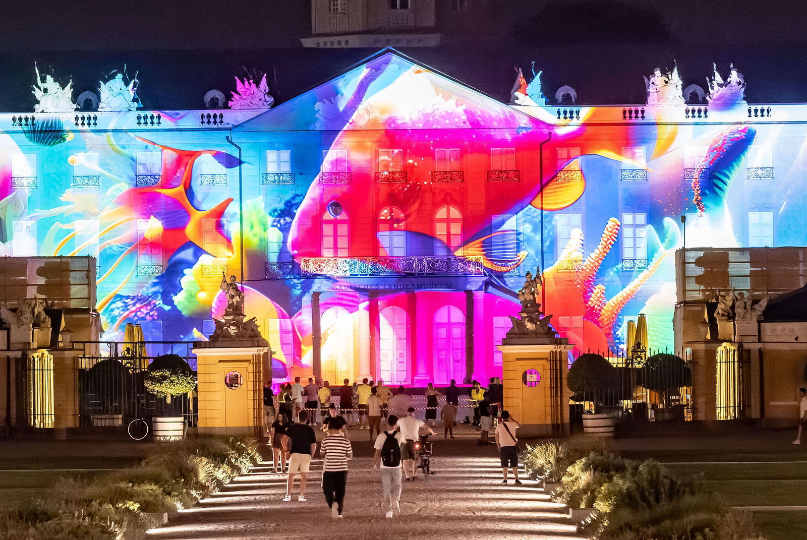 Die Medienkunst aus Licht und Sound wird passgenau auf das historische Schloss projiziert. 