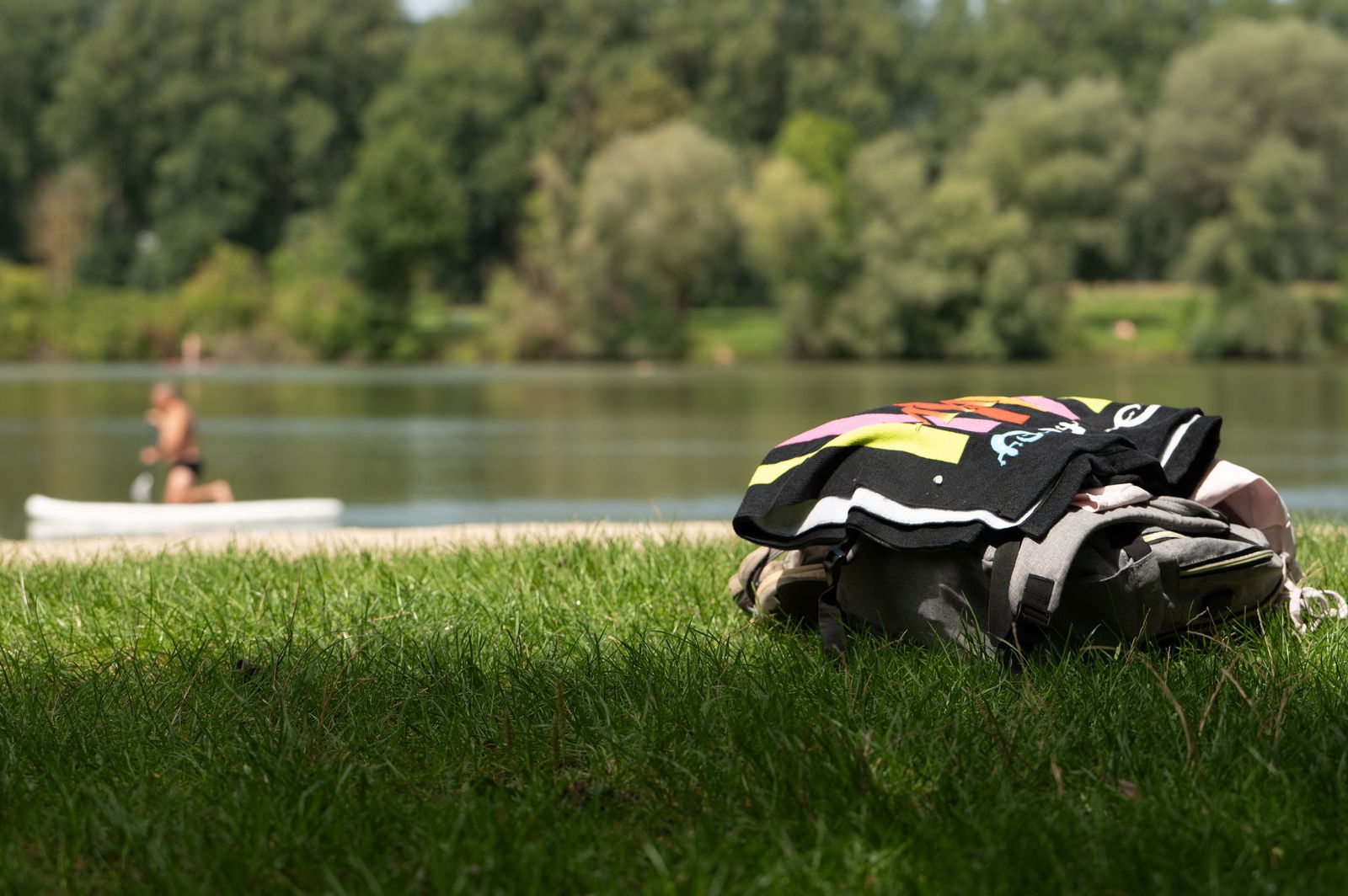 Bei der Hitze hilft der Sprung ins kühle Nass. (Symbolbild)