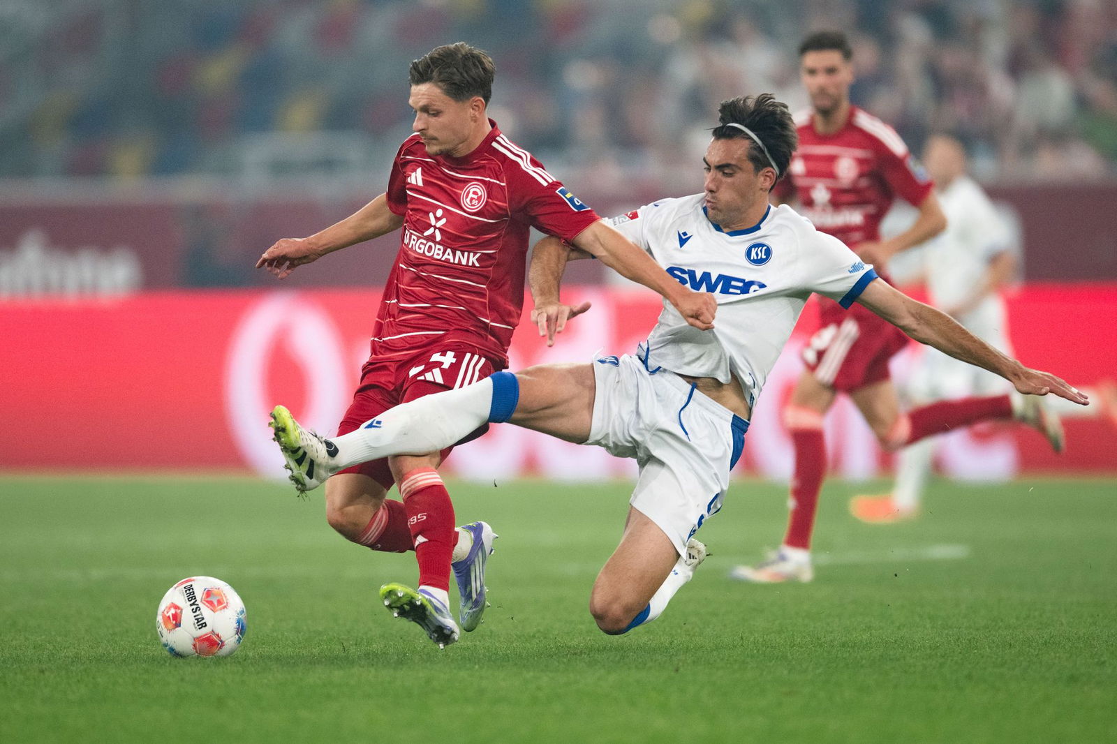 Viele Zweikämpfe lieferten sich Düsseldorf und Karlsruhe.