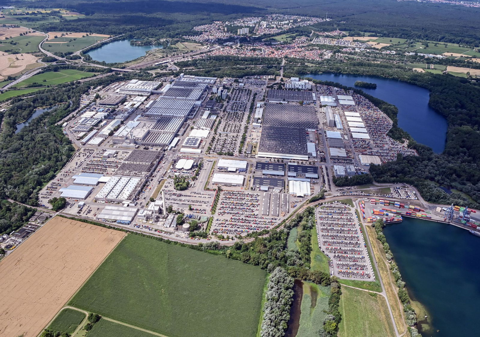 Auch Daimler Truck mit seinem großen Werk in Wörth setzt auf Partnerschaften und verspricht sich mehr Geschäft mit militärischen Lkw. (Archivbild)