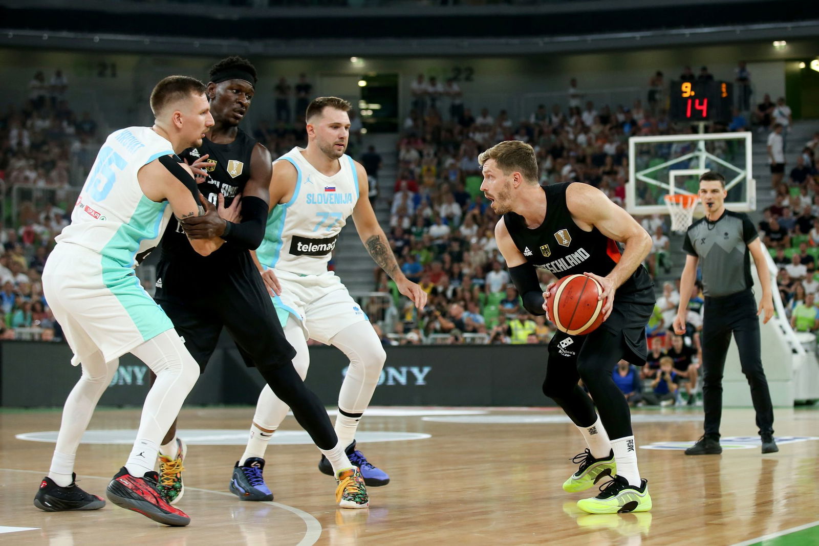 Die deutschen Basketballer haben den ersten EM-Test gewonnen.