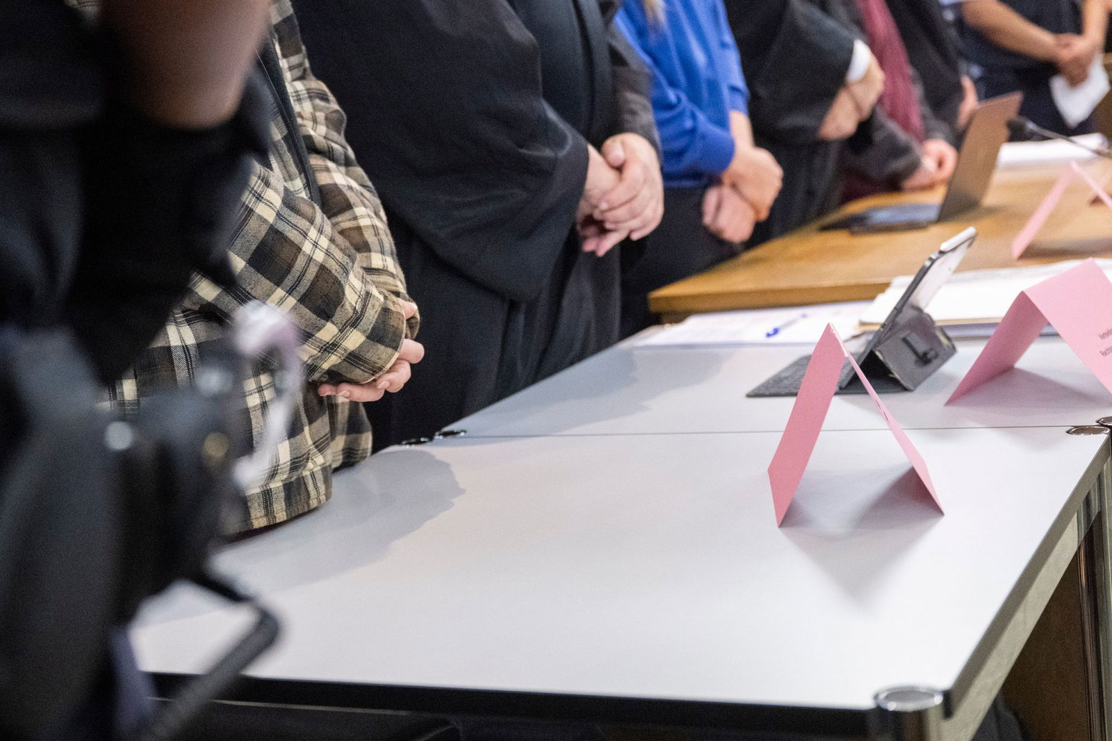 Fünf mutmaßliche Anhänger der «Reichsbürger»-Szene standen in Mosbach vor dem Landgericht. (Archivbild)