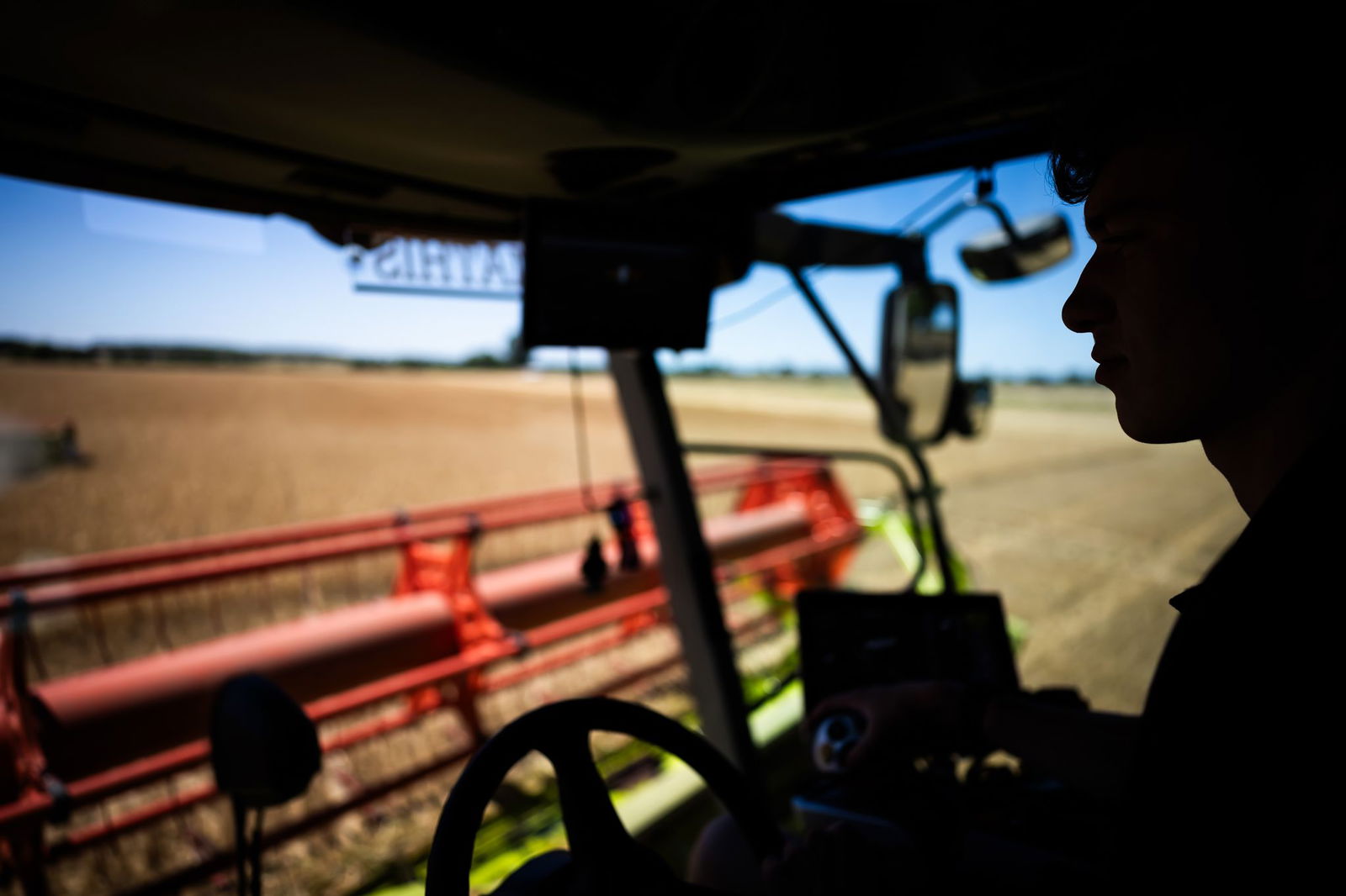 Feuerwehr und THW haben den Mähdrescher gegen ein weiteres Wegrollen gesichert. (Symbolbild)