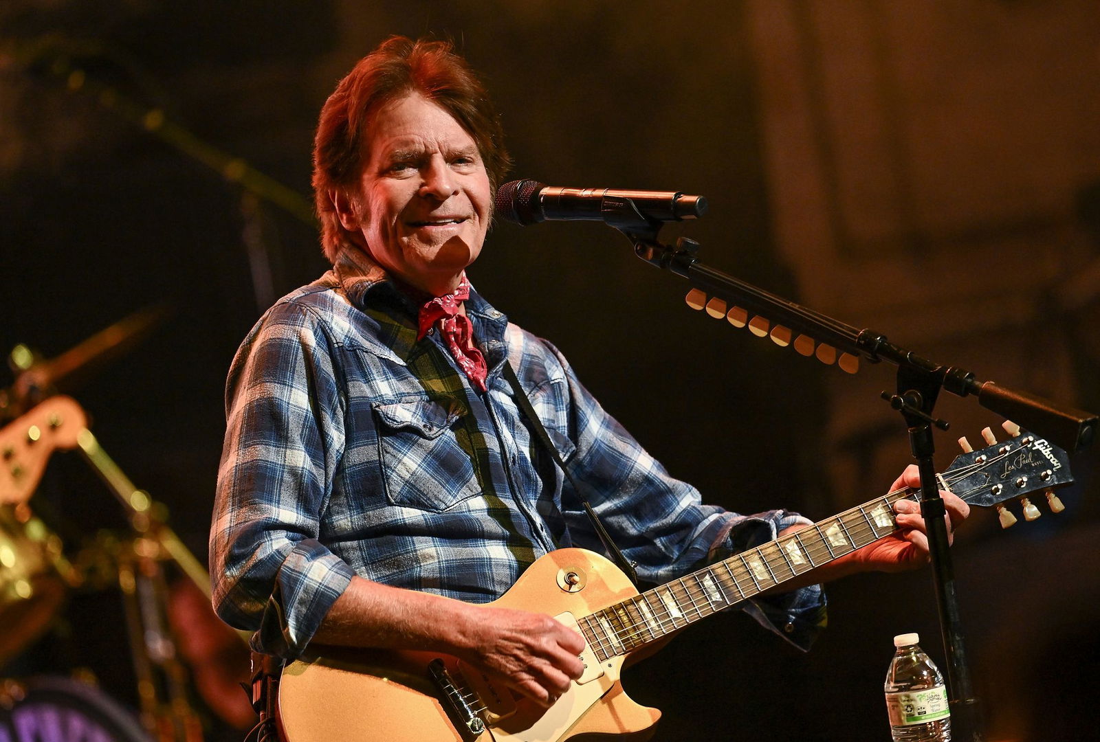 Der 80 Jahre alte Musiker John Fogerty will auch in Zukunft weiter regelmäßig auf der Bühne stehen. (Archivbild)