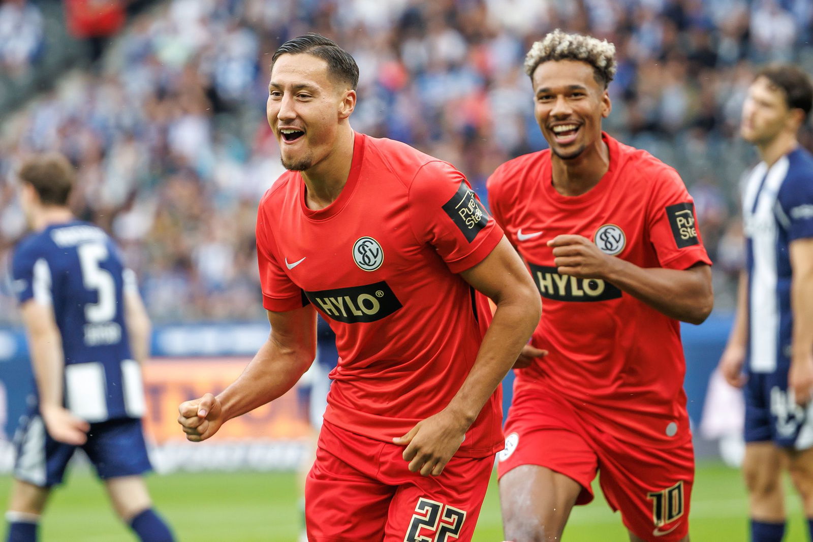 Traf doppelt für Elversberg: Younes Ebnoutalib (l).