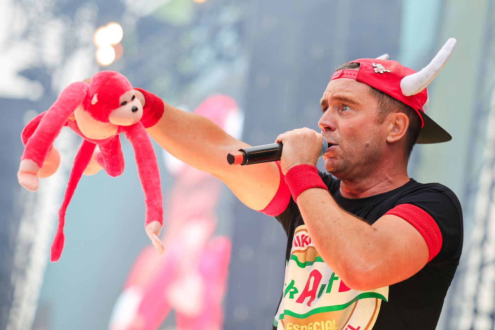 Rote Kappe, weiße Hörner und gute Laune: Lorenz Büffel steht seit fast 20 Jahren auf der Bühne.