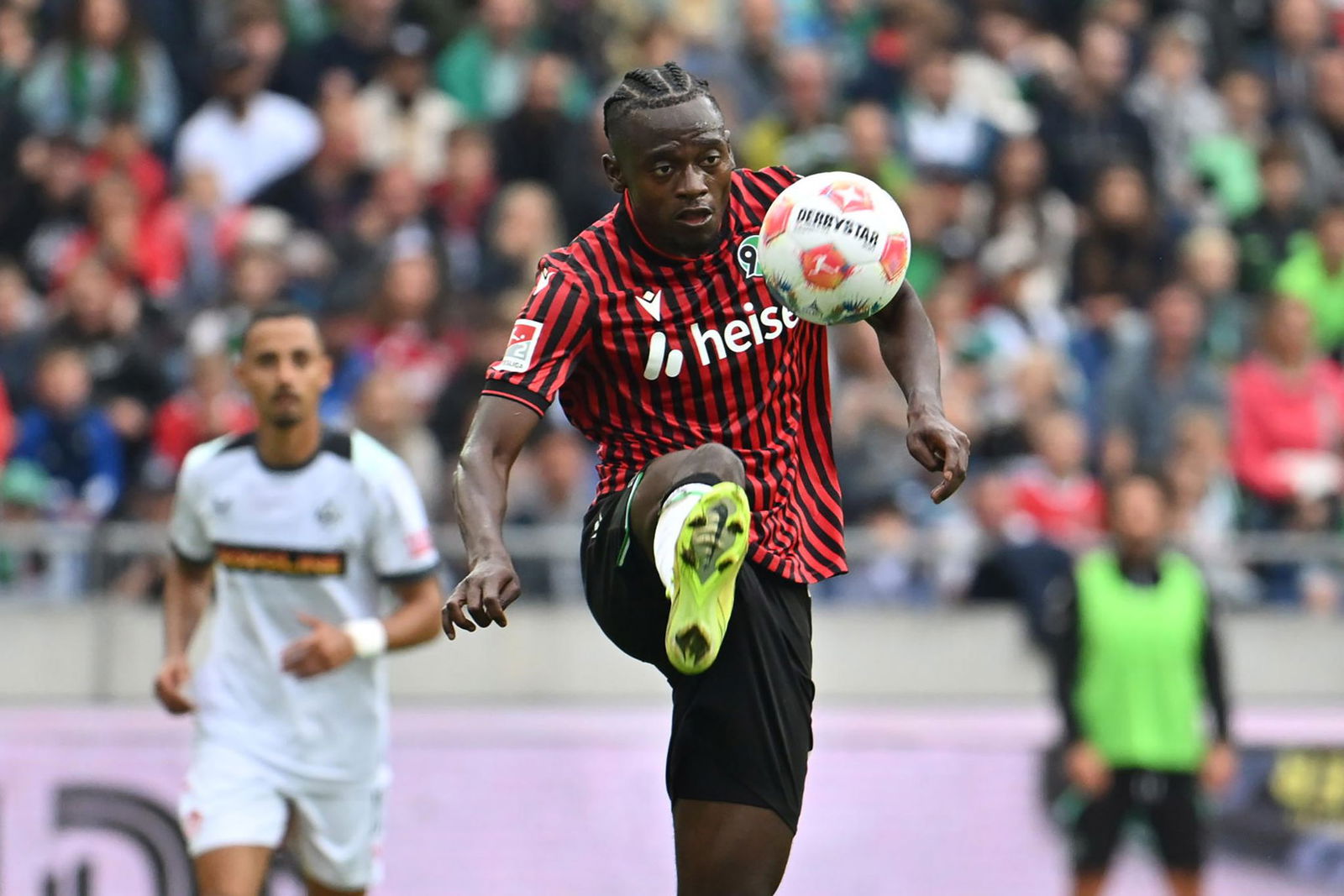 Mustapha Bundu und Hannover 96 sind erfolgreich in die neue Saison gestartet. 