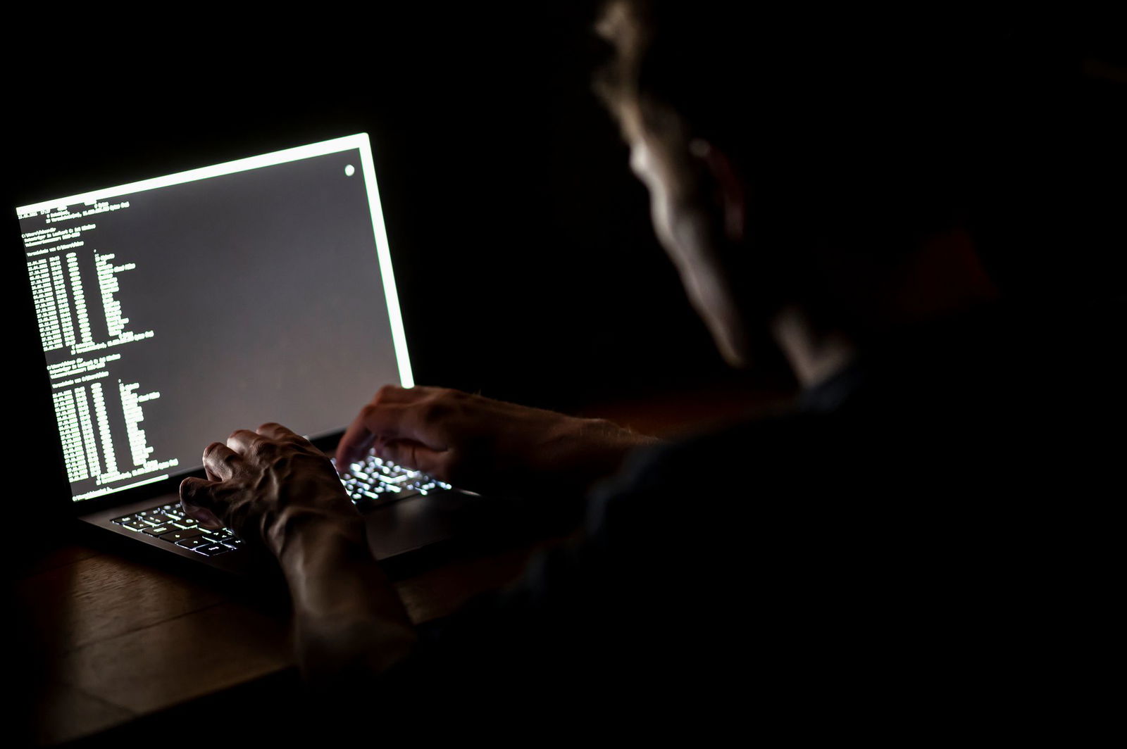 Cyberangriffe, aber auch Sabotage und Spionage betreffen nicht nur die «Großen» in den Großstädten: Auch kleine und mittlere Unternehmen oder auch Verwaltungen können bedroht werden - auch im Saarland, warnt der Verfassungsschutz. (Symbolbild)