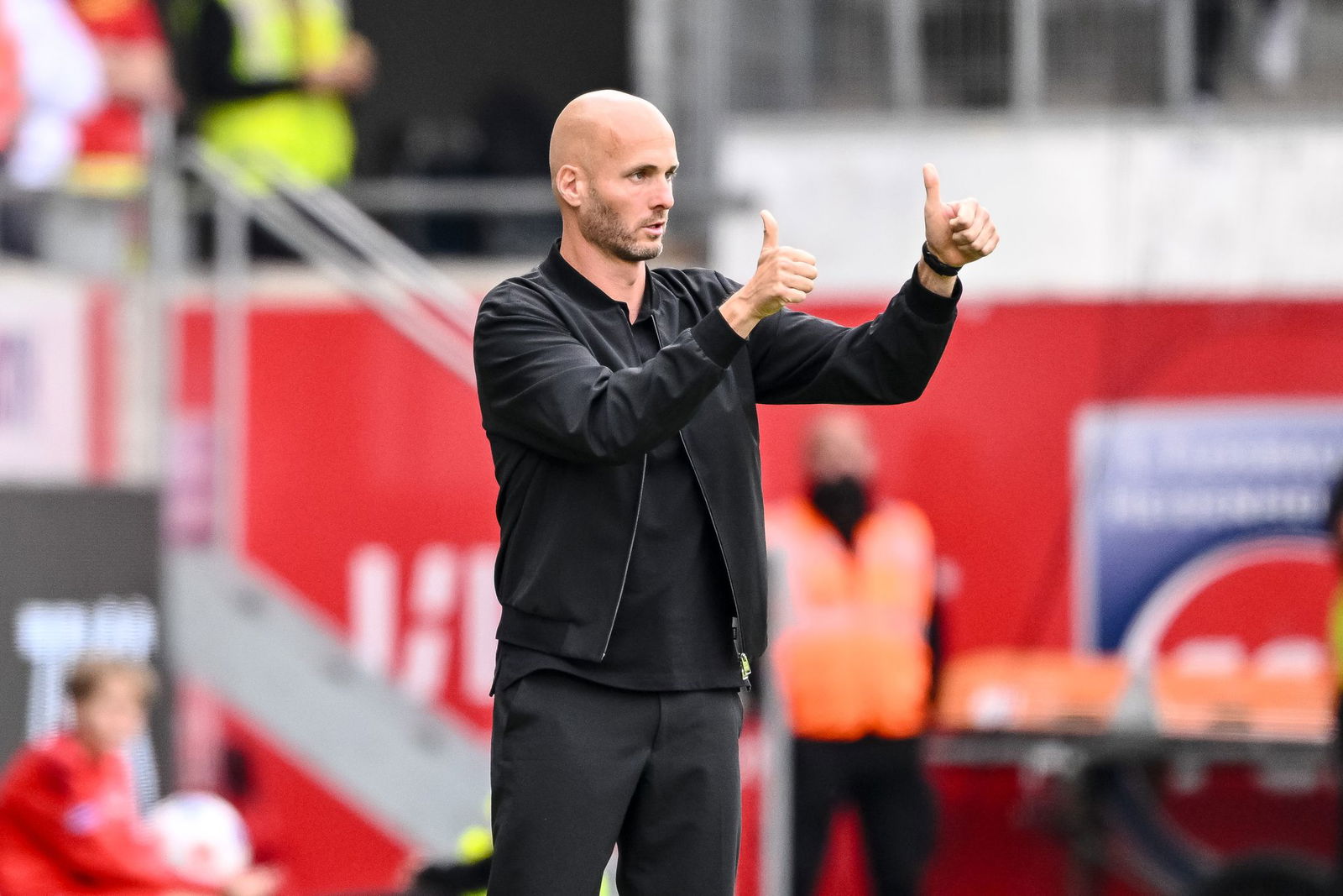 Bundesliga-Debüt geglückt: Wolfsburgs neuer Trainer Paul Simonis.