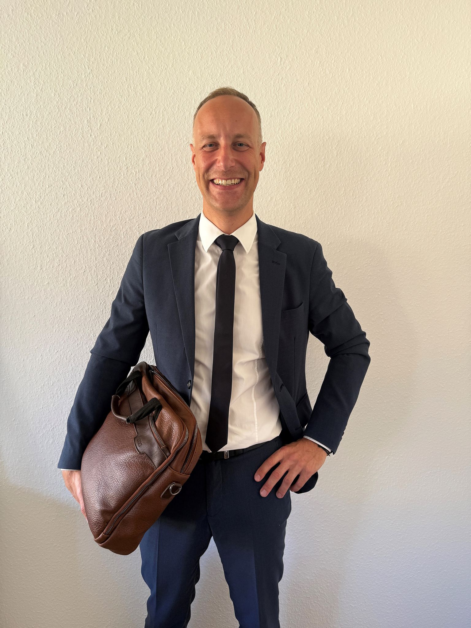 Gregory Scholz hat mit Ex-Kanzler Scholz nicht nur den Nachnamen gemeinsam. Er hat auch immer eine Aktentasche dabei.