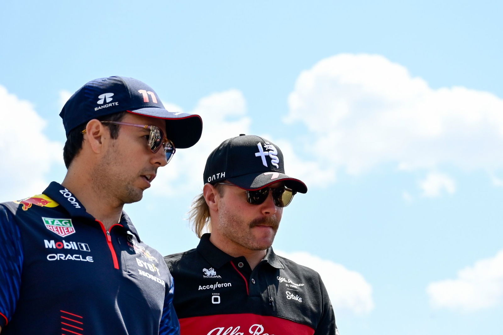 Fahren nächstes Jahr zusammen für Cadillac: Sergio Perez (l) und Valtteri Bottas (Archivbild)