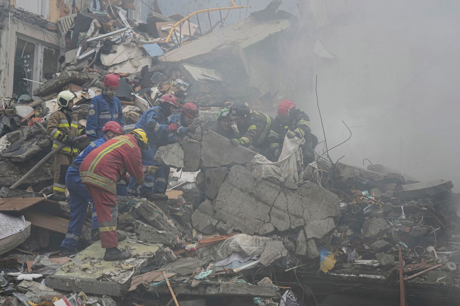 Retter suchen nach Vermissten und finden bis zum Abend 15 Tote. 