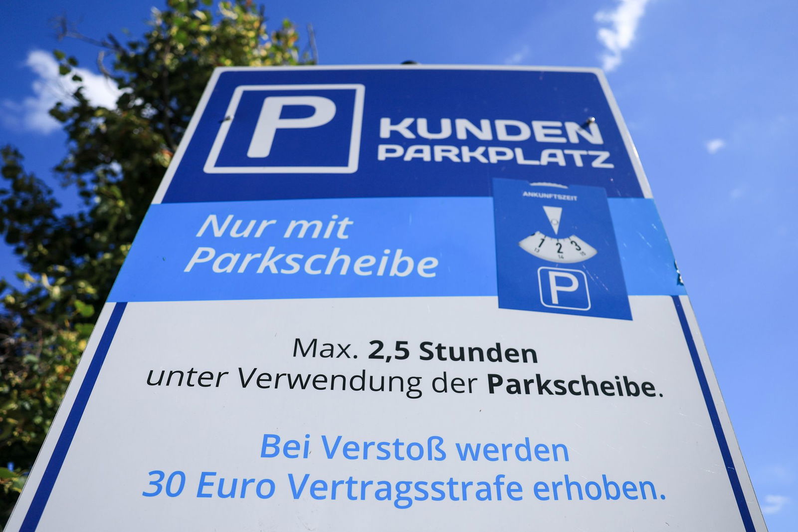Nicht an allen Parkplätzen seien die Parkbedingungen ausreichend ausgeschildert, kritisieren Verbraucherschützer. (Archivbild)