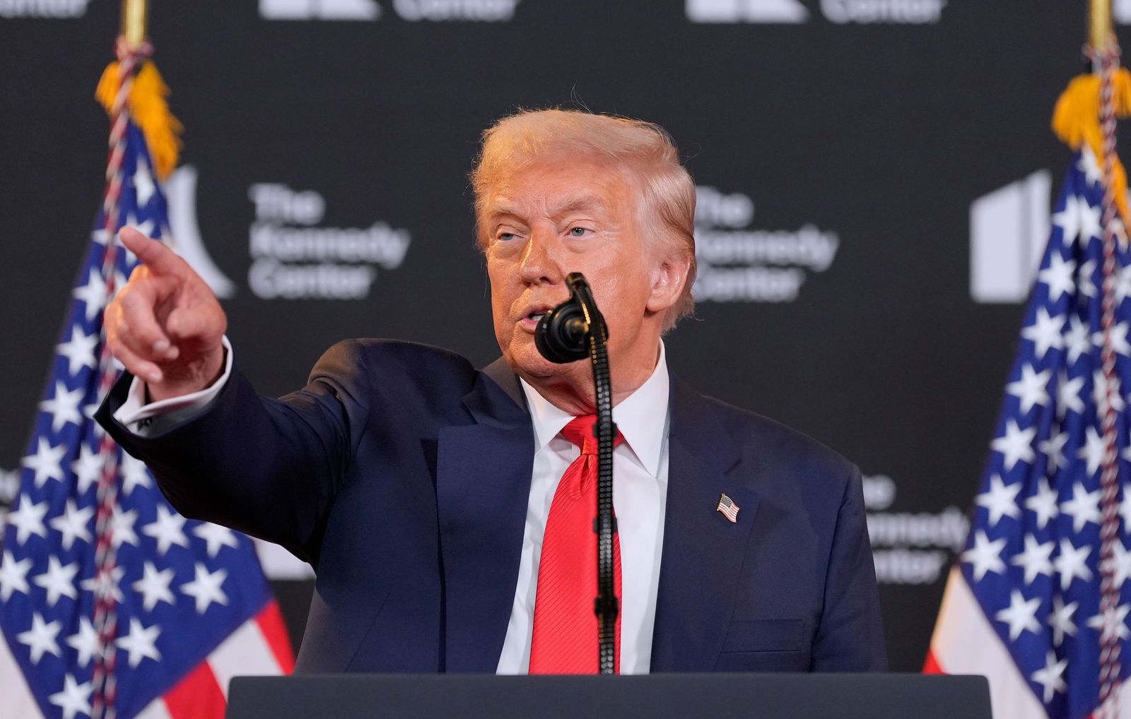 US-Präsident Donald Trump droht Wladimir Putin vor dem Alaska-Gipfel mit schwerwiegenden Konsequenzen, sollte der Kremlchef nicht einlenken.