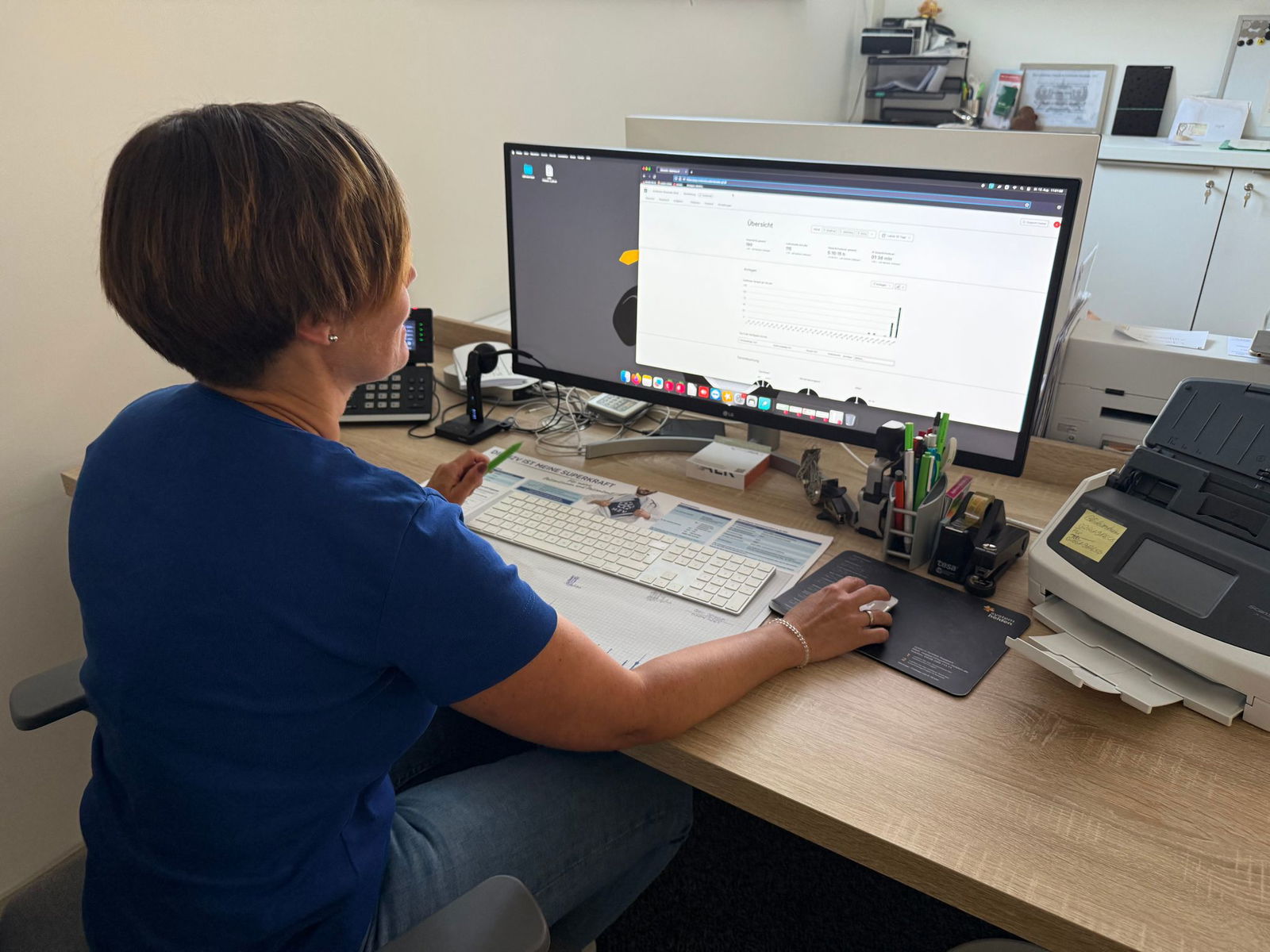 Katharina Fuhrmann checkt die bei der KI eingegangenen Anrufe. (Archivbild)