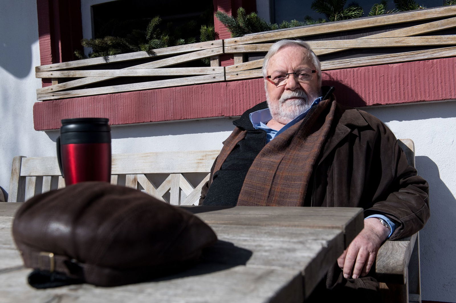 Schauspieler Wolfgang Hepp sitzt bei den Dreharbeiten für die 1000. «Fallers»-Folge am Set. 299 Episoden später wird er ein letztes Mal zu sehen sein. (Archivbild)