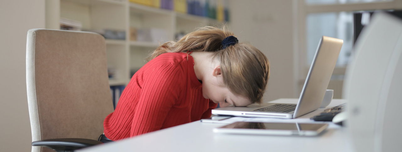 mädchen mit stirn auf laptop