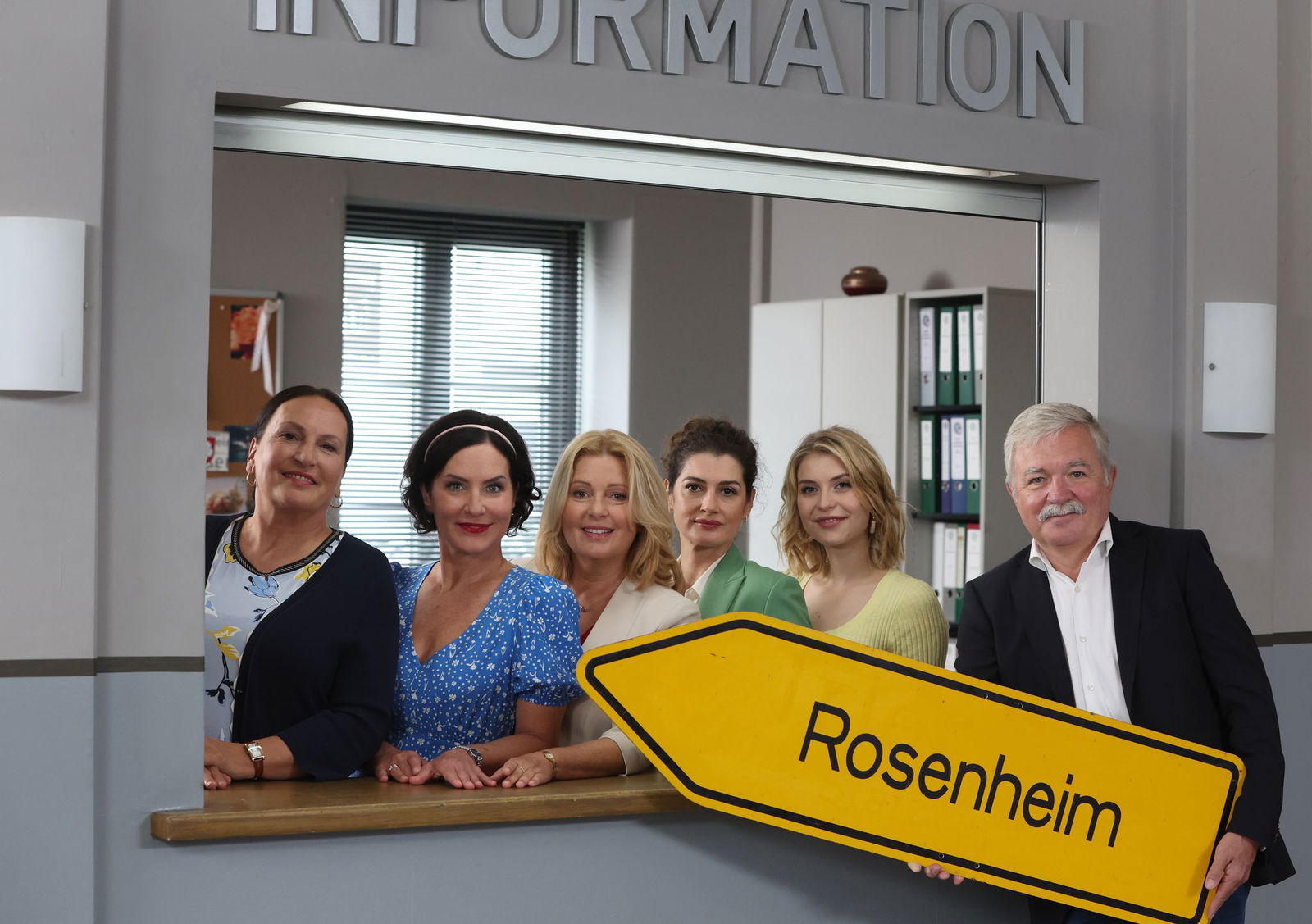 Ein Teil des Teams der ZDF-Serie «Rosenheim-Cops», die neue Staffel startet im Oktober. (Archivbild)