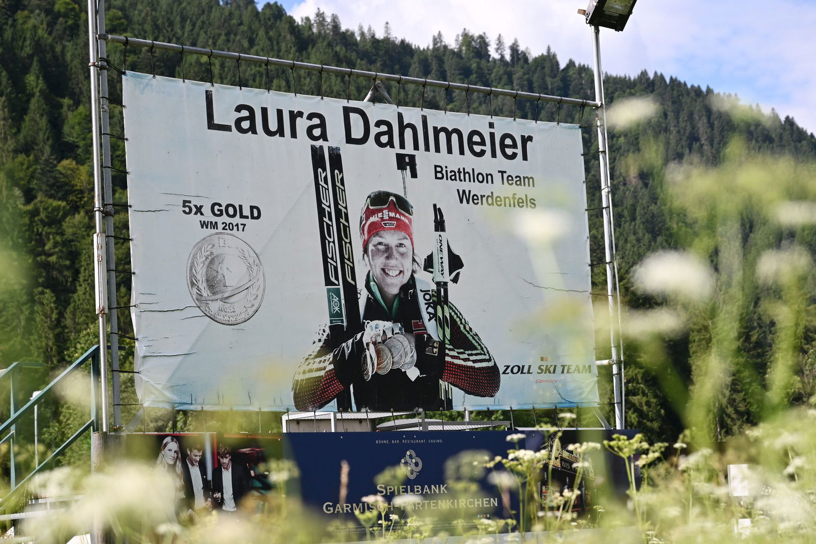 Ein Plakat erinnert unweit von Garmisch-Partenkirchen an die Erfolge Laura Dahlmeiers.