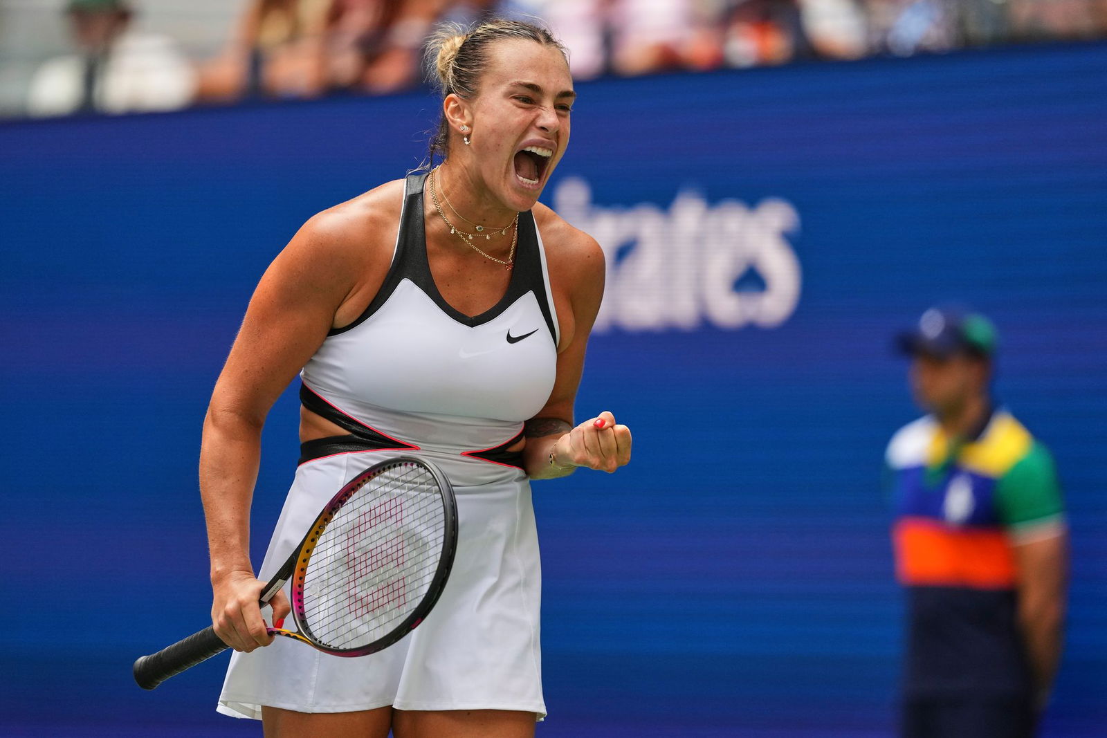 Aryna Sabalenka schaffte nach Problemen im ersten Satz am Ende souverän den Zweitrunden-Einzug.
