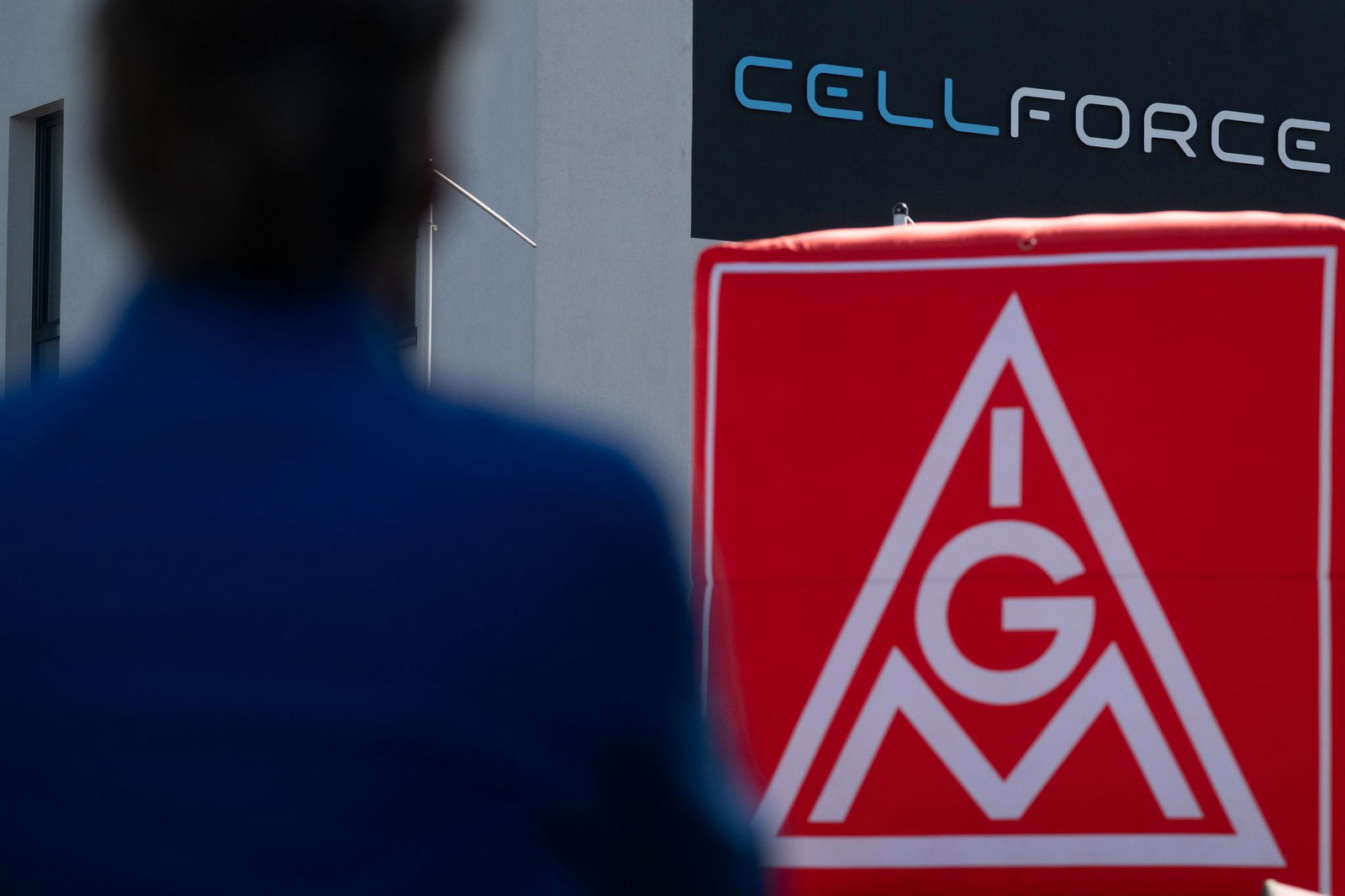 «Mitten in der Urlaubszeit sollen nahezu alle Beschäftigten rausgeschmissen und die Batteriezellfertigung in Kirchentellinsfurt beendet werden», beklagt die IG Metall.